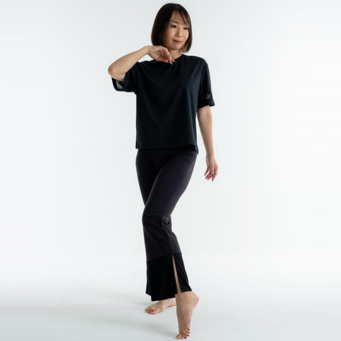 カットフレアパンツ|ブラック|ダンスウェア|ヨガウェア|ジャズダンス|スリット|伸縮性|thea DANCE & RADIANCE(テアダンスアンドラディアンス)|LIFE TUNING DAYS(ライフチューニングデイズ)|