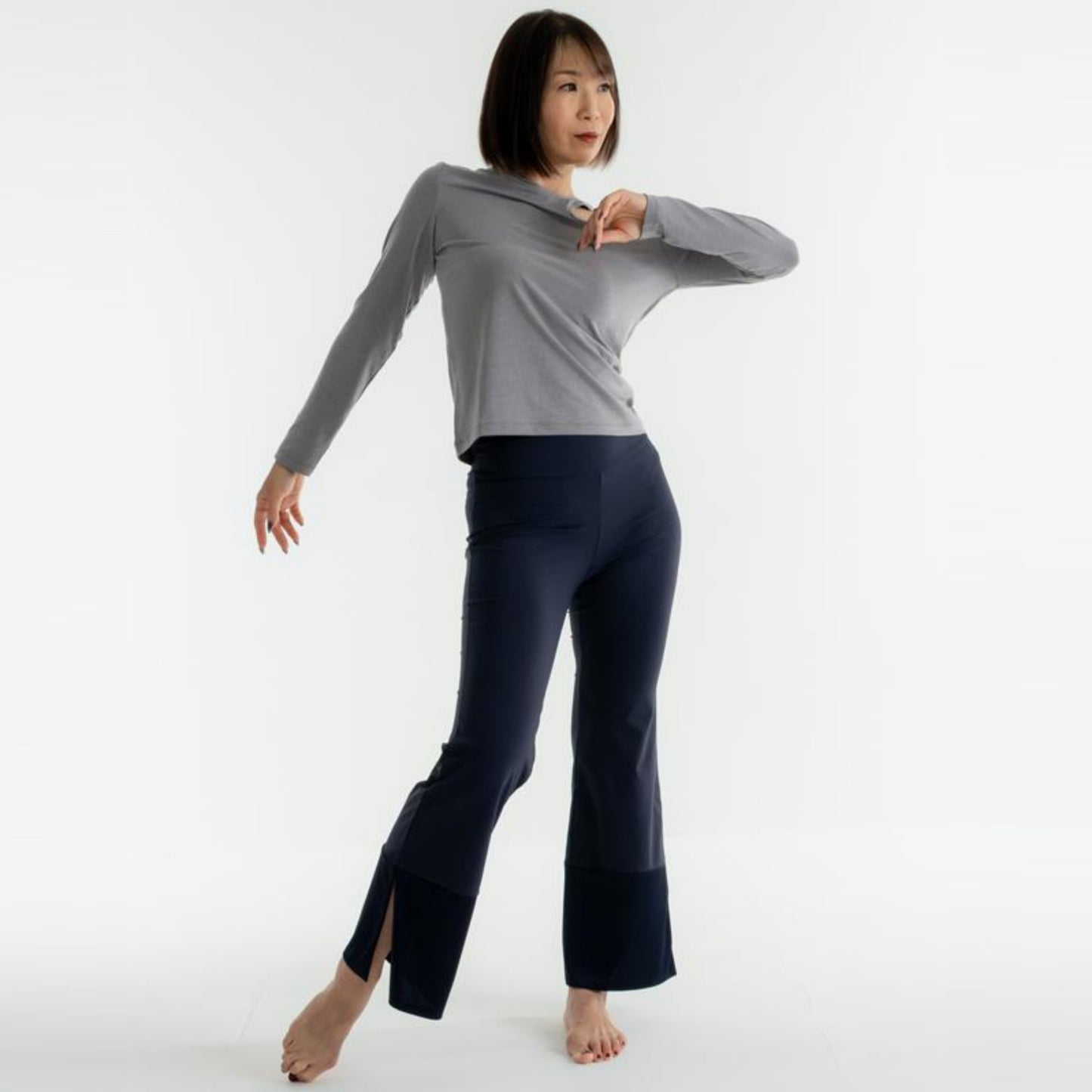 カットフレアパンツ|ネイビー|ダンスウェア|ヨガウェア|ジャズダンス|スリット|伸縮性|thea DANCE & RADIANCE(テアダンスアンドラディアンス)|LIFE TUNING DAYS(ライフチューニングデイズ)|