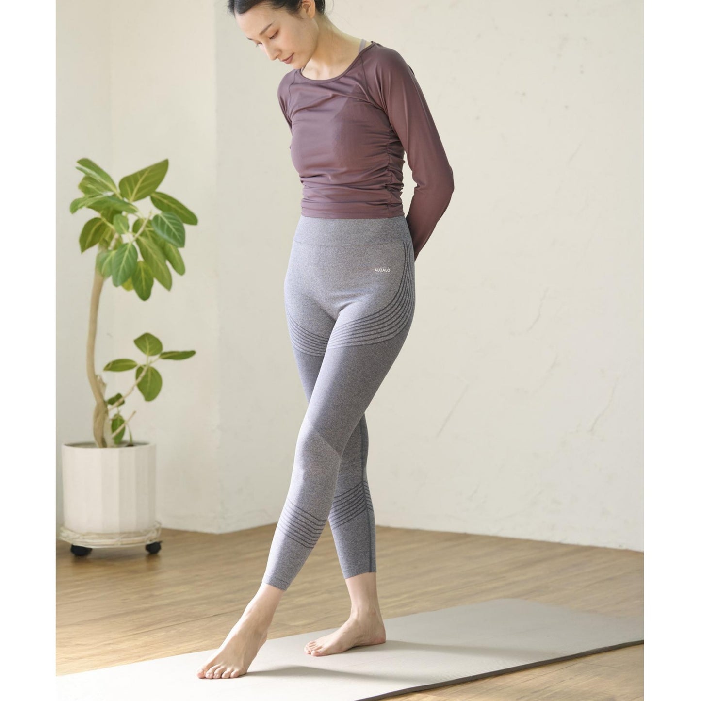 サイドシャーリング長袖Tシャツ|パープル|無地|UVカット|無地|シンプル|ヨガ|ピラティス|長袖トップス|おしゃれ|ALOALO(アロアロ)|LIFE TUNING DAYS(ライフチューニングデイズ)|