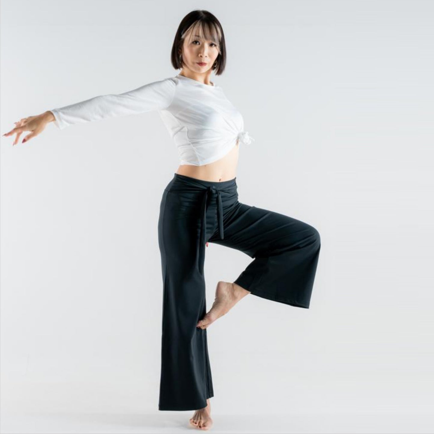 スラッシュフレアパンツ|ダンスウェア|ヨガウェア|ジャズダンス|フレアパンツ|接触冷感|ブラック|テアダンスアンドラディアンス|thea DANCE & RADIANCE|ライフチューニングデイズ|LIFE TUNING DAYS
