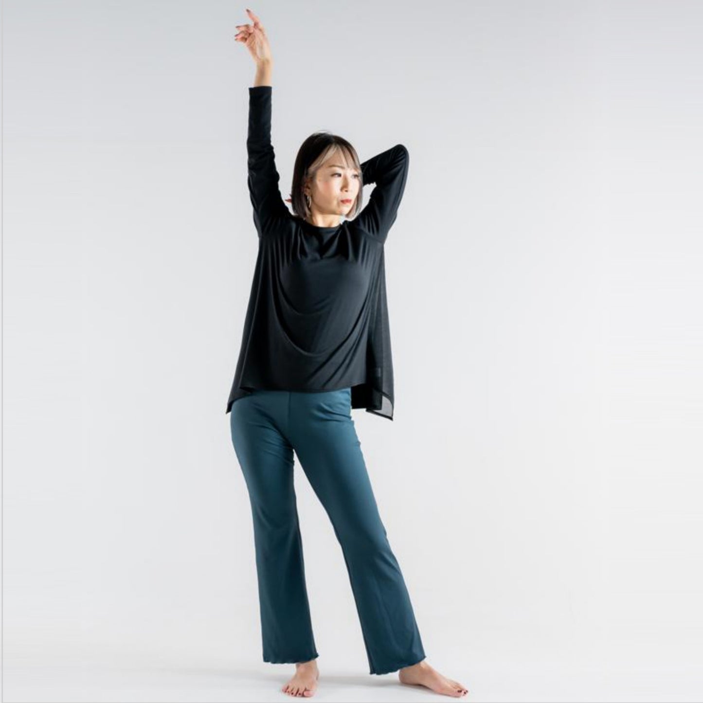 Aライントップ|ダンスウェア|ヨガウェア|ジャズダンス|変形|切り替え|長袖Tシャツ|ブラック|テアダンスアンドラディアンス|thea DANCE & RADIANCE|ライフチューニングデイズ|LIFE TUNING DAYS