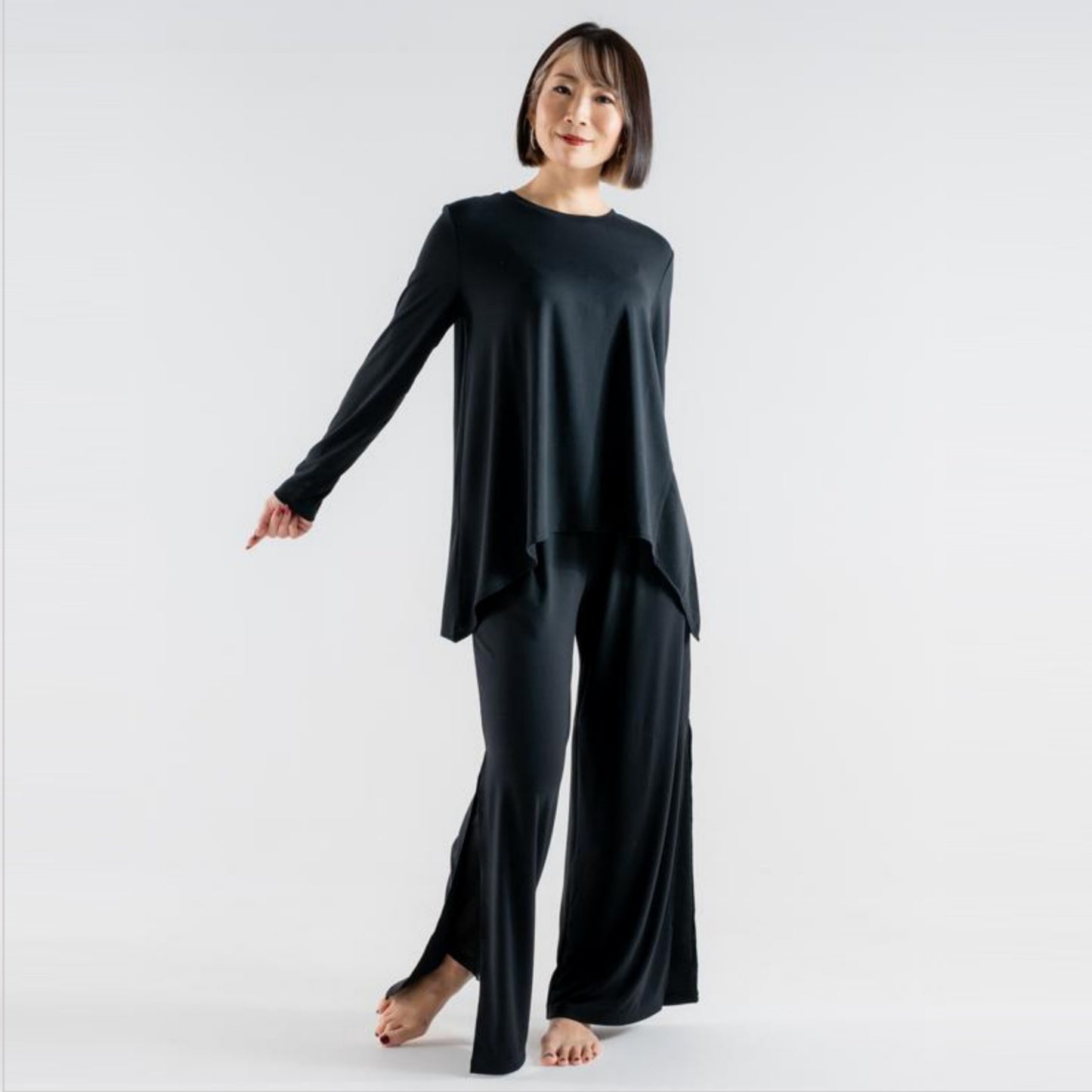 Aライントップ|ダンスウェア|ヨガウェア|ジャズダンス|変形|切り替え|長袖Tシャツ|ブラック|テアダンスアンドラディアンス|thea DANCE & RADIANCE|ライフチューニングデイズ|LIFE TUNING DAYS