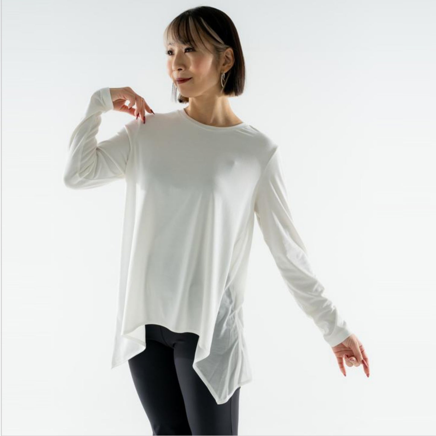 Aライントップ|ダンスウェア|ヨガウェア|ジャズダンス|変形|切り替え|長袖Tシャツ|ホワイト|テアダンスアンドラディアンス|thea DANCE & RADIANCE|ライフチューニングデイズ|LIFE TUNING DAYS