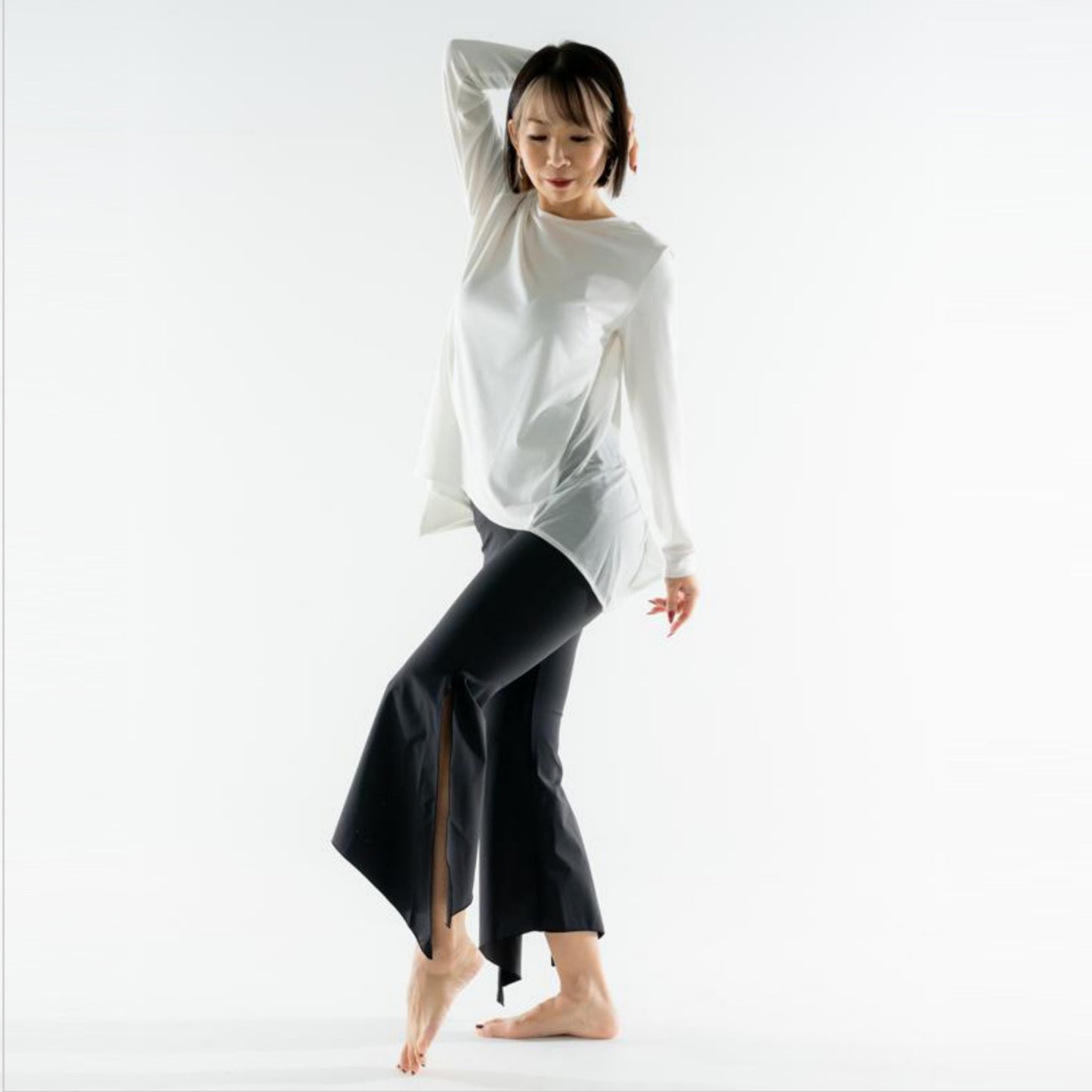 Aライントップ|ダンスウェア|ヨガウェア|ジャズダンス|変形|切り替え|長袖Tシャツ|ホワイト|テアダンスアンドラディアンス|thea DANCE & RADIANCE|ライフチューニングデイズ|LIFE TUNING DAYS