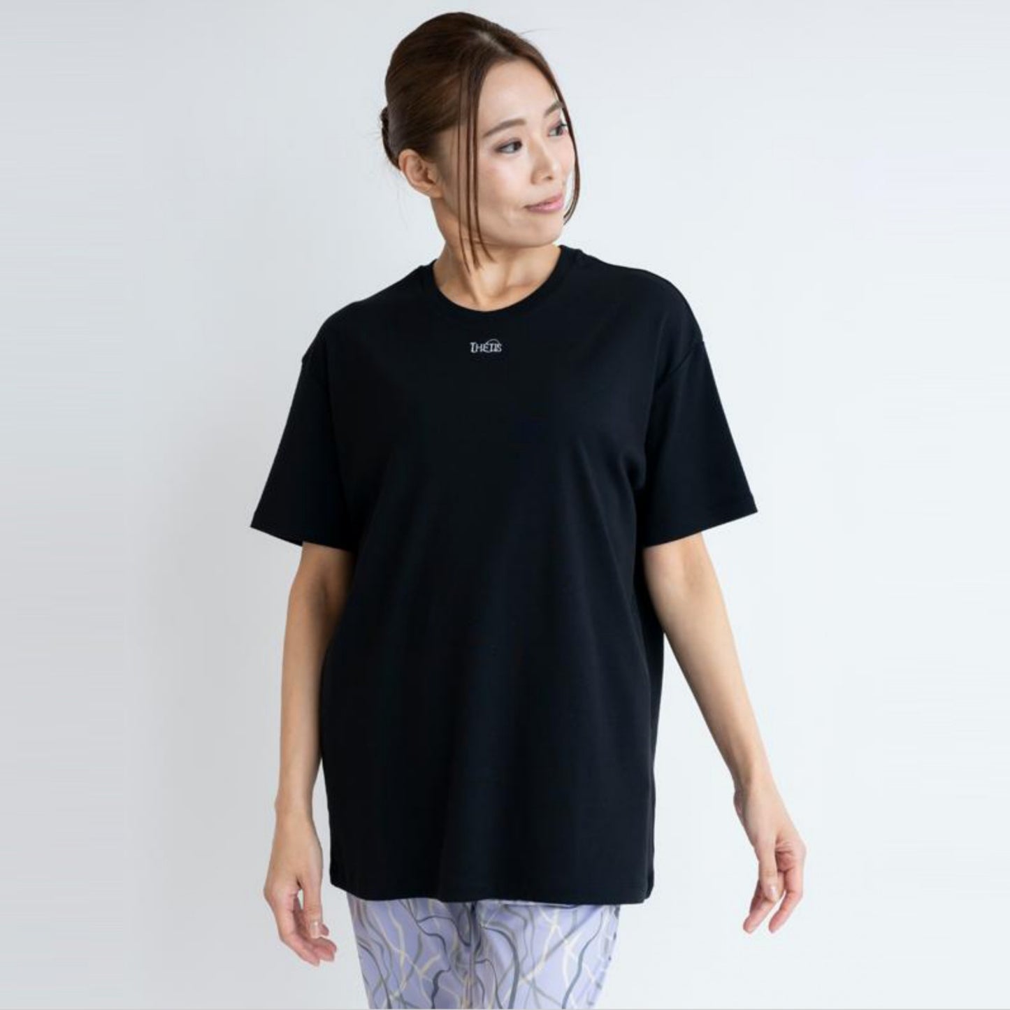 ロゴTワイド|トップス|Tシャツ|ゆったり|オーバーサイズ|ヨガ|フィットネス|ブラック|二の腕カバー|Thetis Yoga Dress(テティスヨガドレス)|LIFE TUNING DAYS(ライフチューニングデイズ)