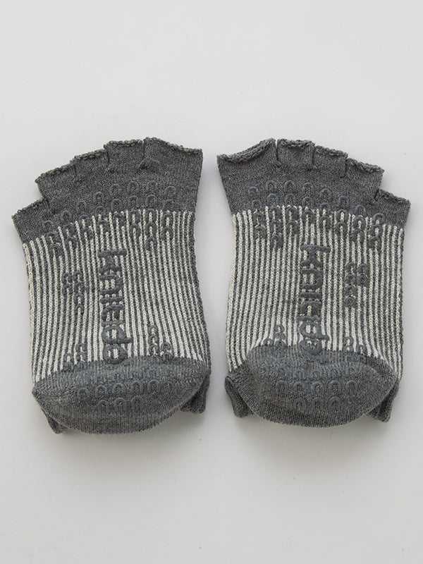 光沢ピンストライプ カバー指無し 5本指ソックス|コアグリップ| 140204 | ストライプ| 柄 | かわいい| おしゃれ| レディース| グレー| ヨガ | ピラティス  |  靴下 |  すべり止め  |  指なし |5本指 | knitido+(ニッティドプラス)|LIFE TUNING DAYS(ライフチューニングデイズ)|