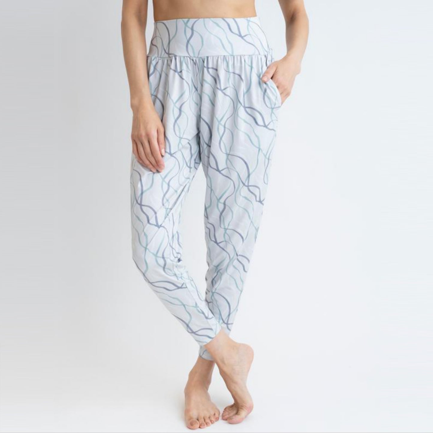 リボンパンツ｜162P68｜プラチナ｜細見え｜ヨガ｜ピラティス｜オリジナルプリント｜テーパード｜Thetis Yoga Dress（テティスヨガドレス）｜LIFE TUNING DAYS（ライフチューニングデイズ）