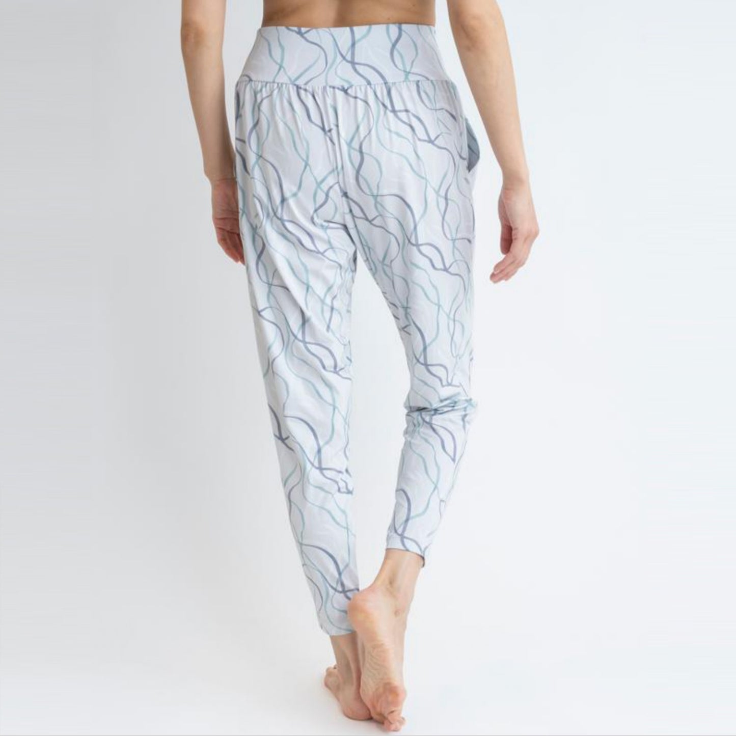 リボンパンツ｜162P68｜プラチナ｜細見え｜ヨガ｜ピラティス｜オリジナルプリント｜テーパード｜Thetis Yoga Dress（テティスヨガドレス）｜LIFE TUNING DAYS（ライフチューニングデイズ）