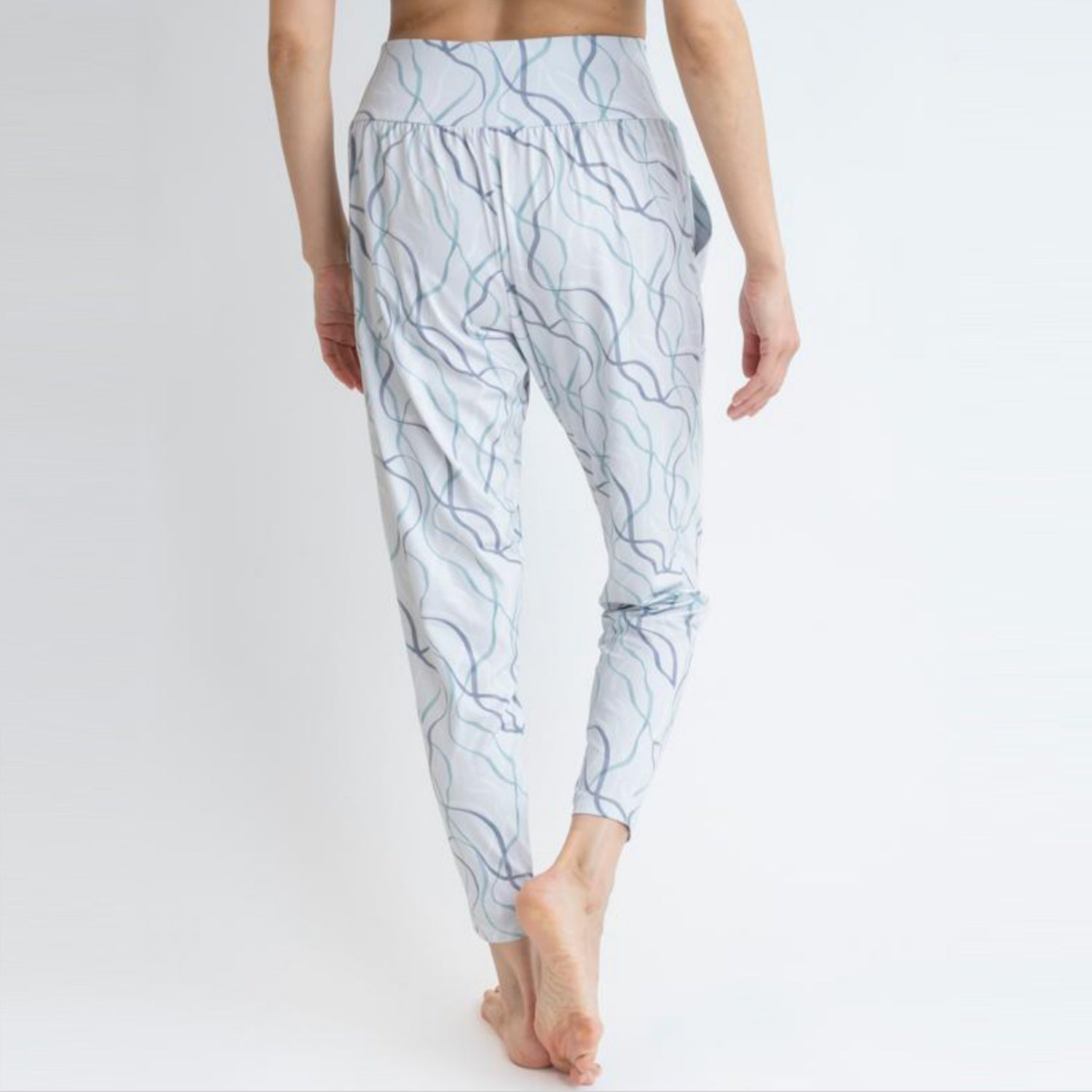 リボンパンツ｜162P68｜プラチナ｜細見え｜ヨガ｜ピラティス｜オリジナルプリント｜テーパード｜Thetis Yoga Dress（テティスヨガドレス）｜LIFE TUNING DAYS（ライフチューニングデイズ）