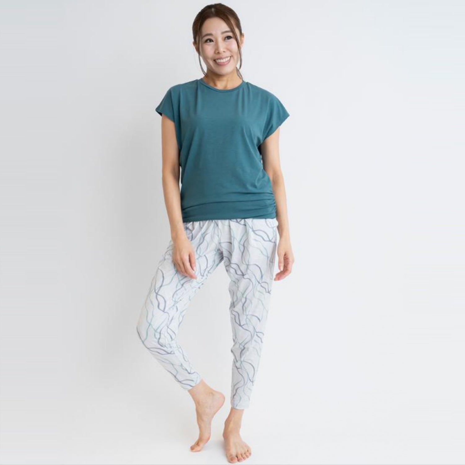 リボンパンツ｜162P68｜プラチナ｜細見え｜ヨガ｜ピラティス｜オリジナルプリント｜テーパード｜Thetis Yoga Dress（テティスヨガドレス）｜LIFE TUNING DAYS（ライフチューニングデイズ）