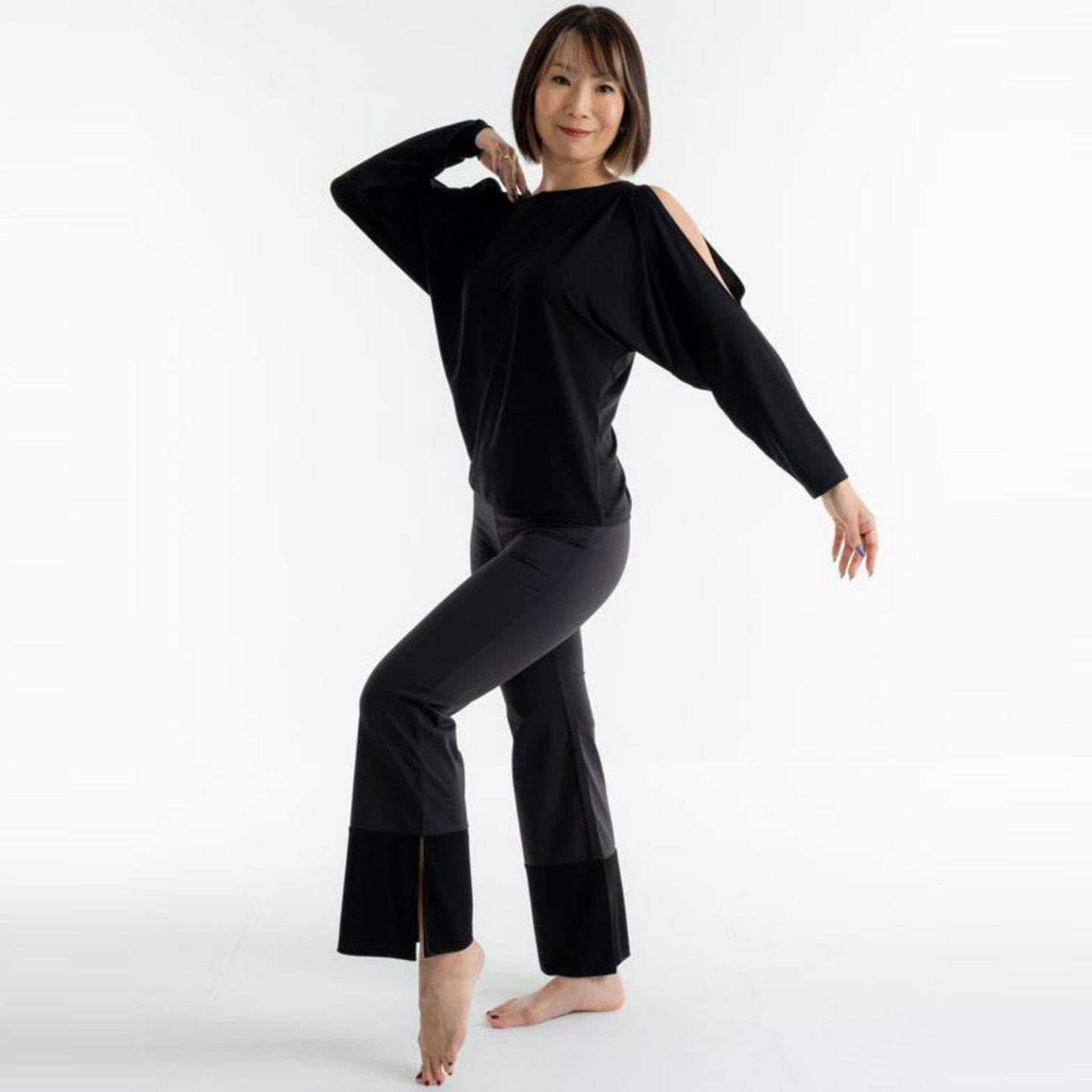 カットフレアパンツ｜ブラック｜ダンスウェア｜ヨガウェア｜ジャズダンス｜スリット｜伸縮性｜thea DANCE & RADIANCE（テアダンスアンドラディアンス）｜LIFE TUNING DAYS（ライフチューニングデイズ）｜
