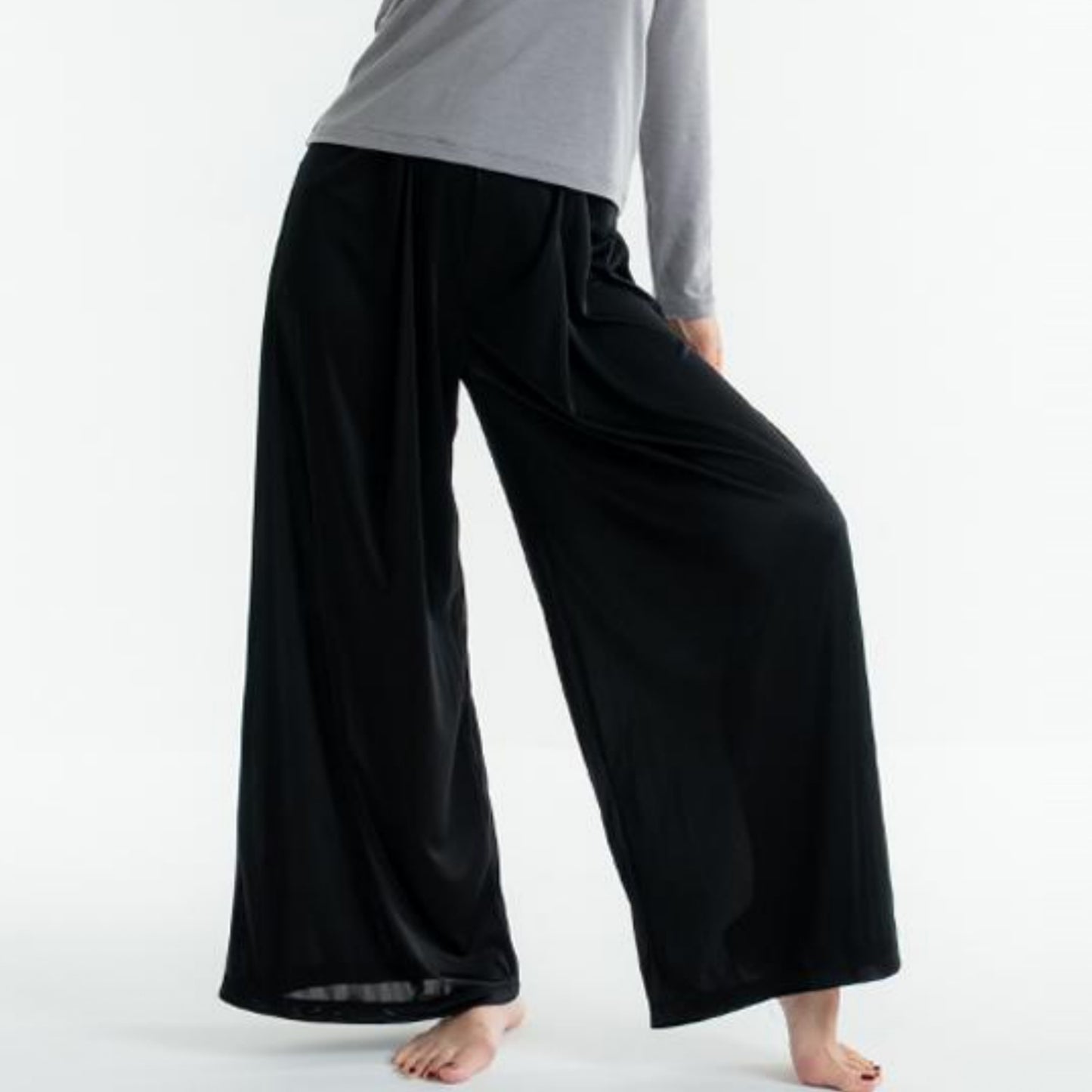 ブライトワイドパンツ｜ブラック｜ダンスウェア｜ヨガウェア｜ジャズダンス｜シア―パンツ｜光沢｜thea DANCE & RADIANCE（テアダンスアンドラディアンス）｜LIFE TUNING DAYS（ライフチューニングデイズ）｜