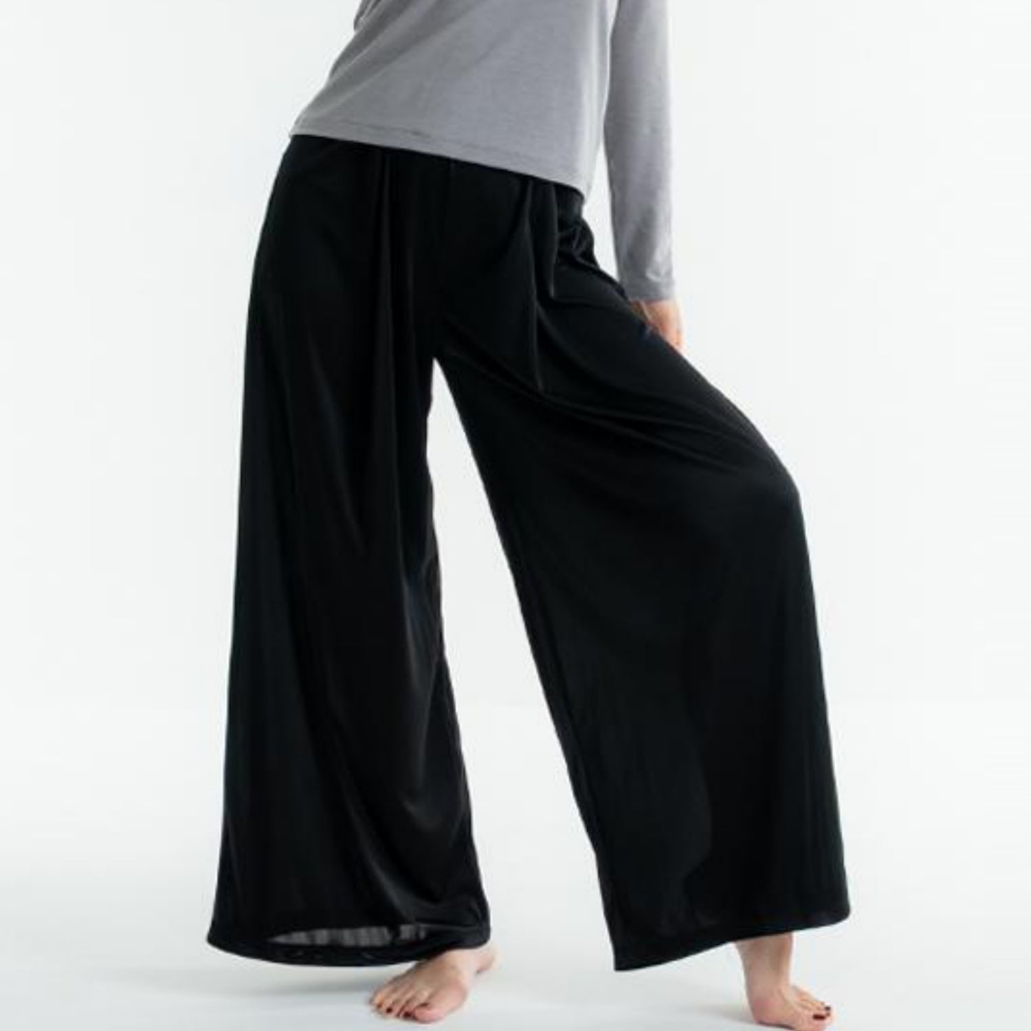 ブライトワイドパンツ｜ブラック｜ダンスウェア｜ヨガウェア｜ジャズダンス｜シア―パンツ｜光沢｜thea DANCE & RADIANCE（テアダンスアンドラディアンス）｜LIFE TUNING DAYS（ライフチューニングデイズ）｜