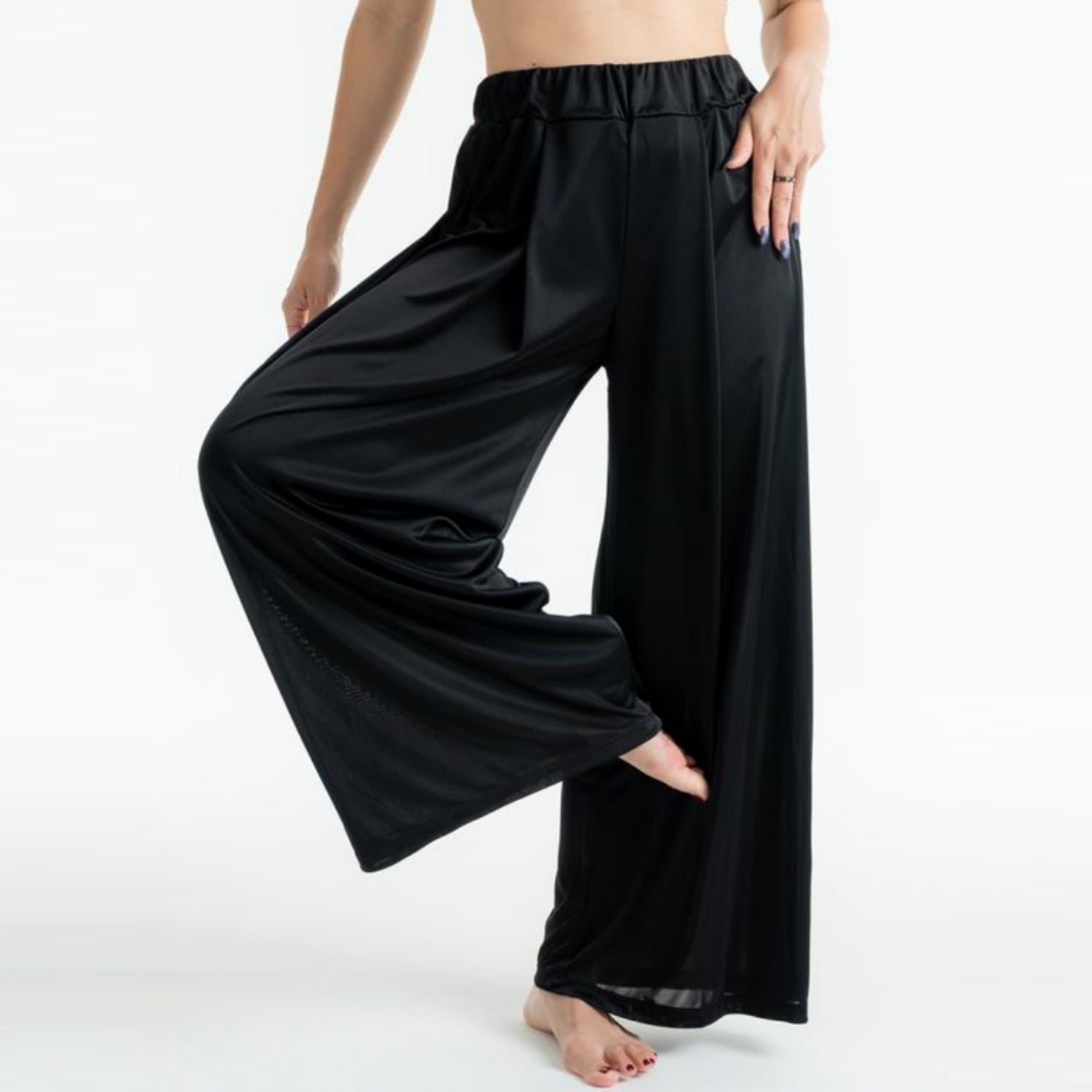 ブライトワイドパンツ｜ブラック｜ダンスウェア｜ヨガウェア｜ジャズダンス｜シア―パンツ｜光沢｜thea DANCE & RADIANCE（テアダンスアンドラディアンス）｜LIFE TUNING DAYS（ライフチューニングデイズ）｜