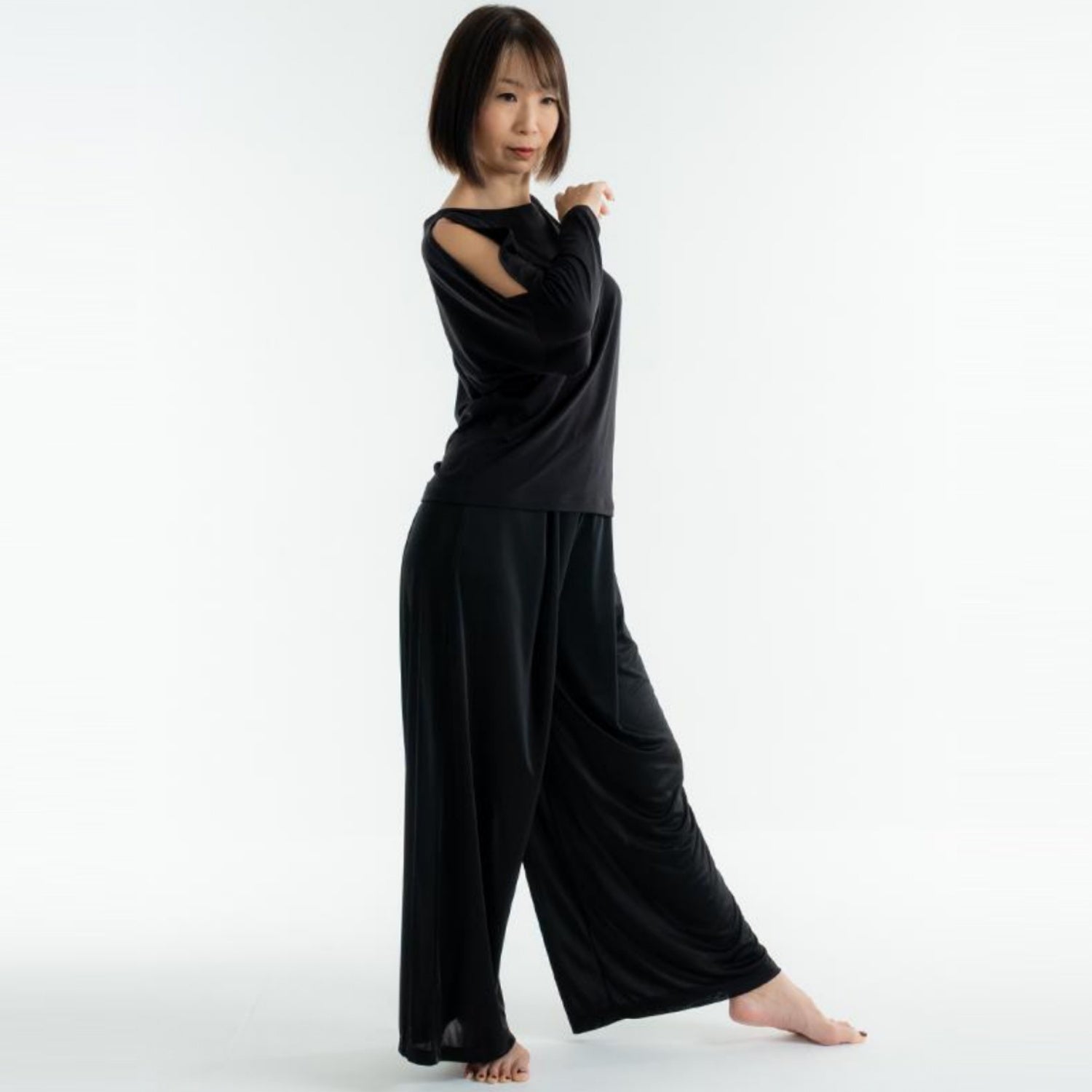 ブライトワイドパンツ｜ブラック｜ダンスウェア｜ヨガウェア｜ジャズダンス｜シア―パンツ｜光沢｜thea DANCE & RADIANCE（テアダンスアンドラディアンス）｜LIFE TUNING DAYS（ライフチューニングデイズ）｜