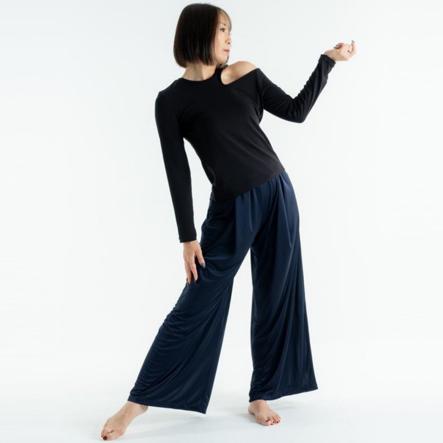 ブライトワイドパンツ｜ネイビー｜ダンスウェア｜ヨガウェア｜ジャズダンス｜シア―パンツ｜光沢｜thea DANCE & RADIANCE（テアダンスアンドラディアンス）｜LIFE TUNING DAYS（ライフチューニングデイズ）｜