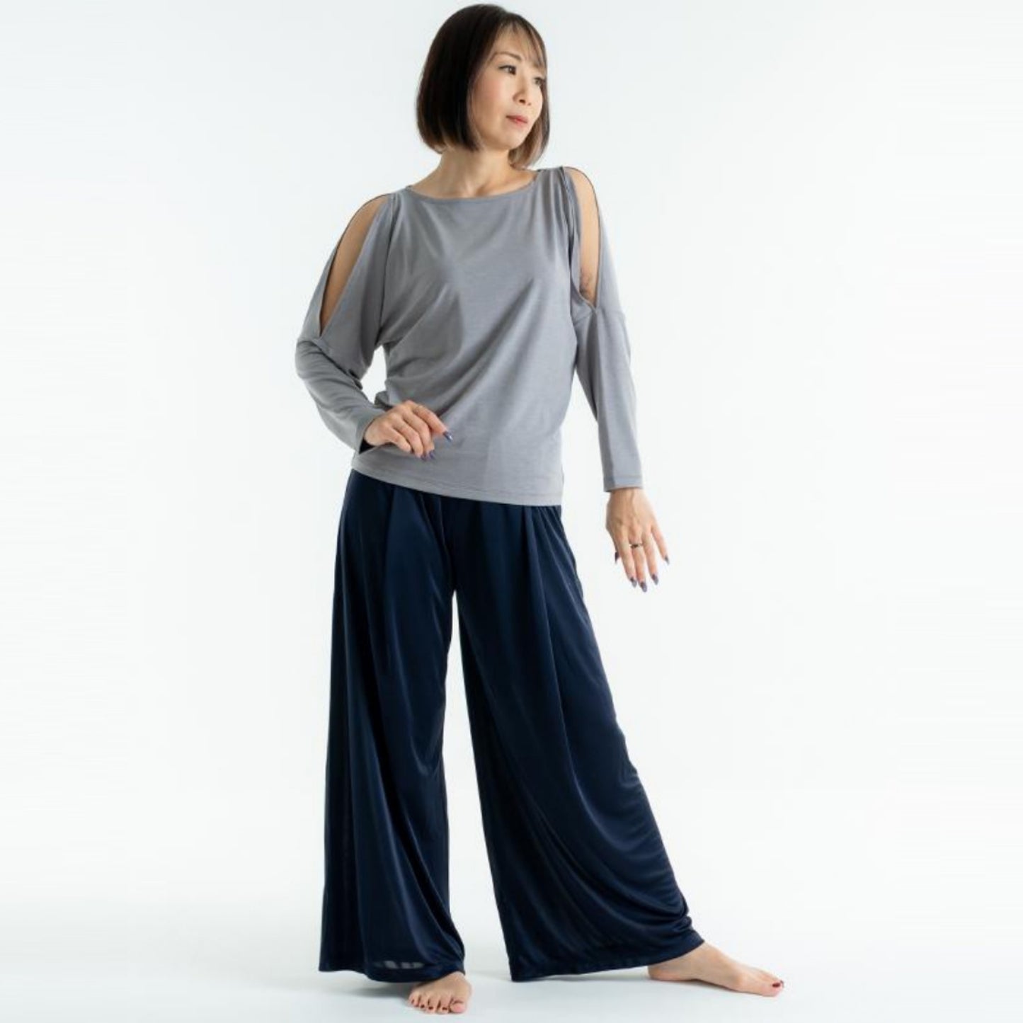 ブライトワイドパンツ｜ネイビー｜ダンスウェア｜ヨガウェア｜ジャズダンス｜シア―パンツ｜光沢｜thea DANCE & RADIANCE（テアダンスアンドラディアンス）｜LIFE TUNING DAYS（ライフチューニングデイズ）｜