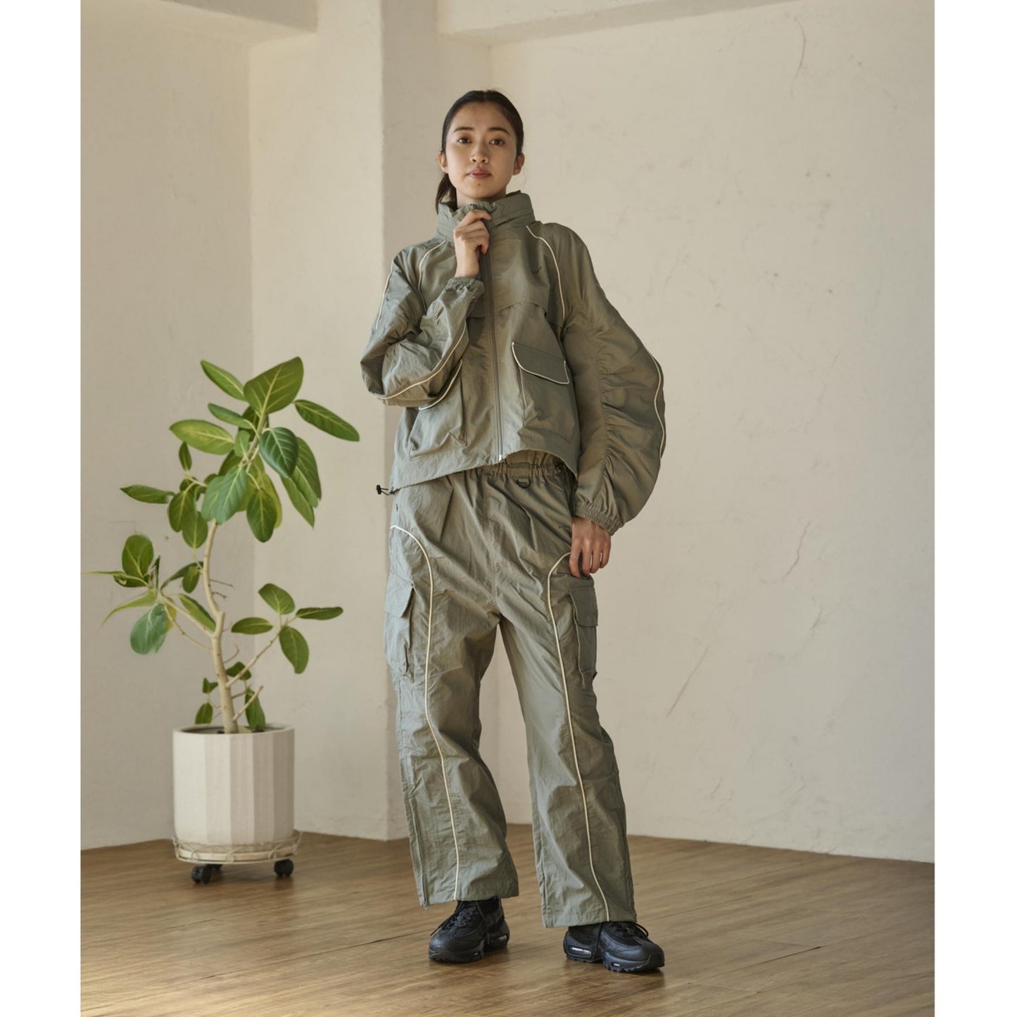 ウェストドロストカーゴパンツ｜セージ｜ライン｜ジャージ｜シンプル｜ヨガ｜ピラティス｜おしゃれ｜ALOALO（アロアロ）｜LIFE TUNING DAYS（ライフチューニングデイズ）｜