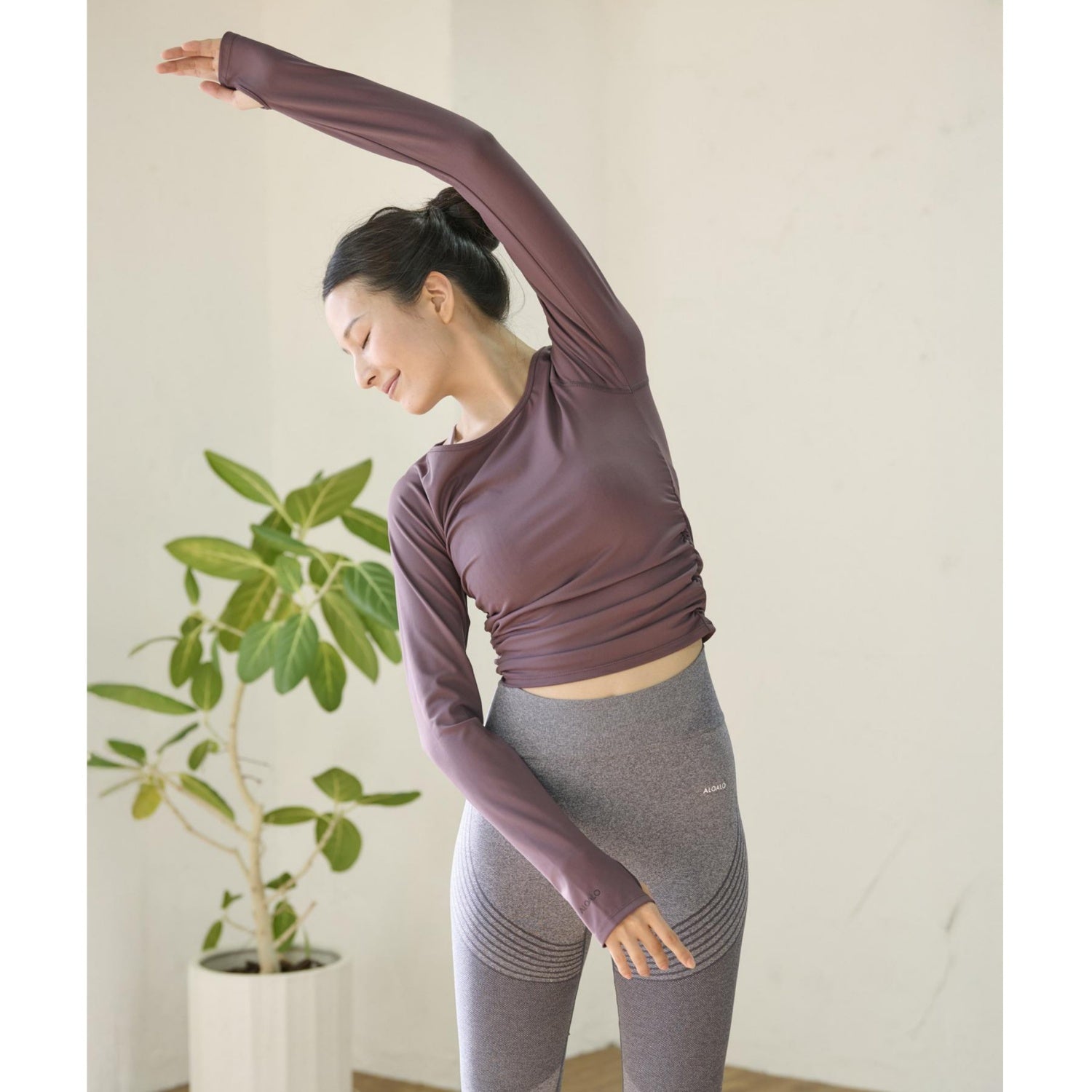 サイドシャーリング長袖Tシャツ｜パープル｜無地｜UVカット｜無地｜シンプル｜ヨガ｜ピラティス｜長袖トップス｜おしゃれ｜ALOALO（アロアロ）｜LIFE TUNING DAYS（ライフチューニングデイズ）｜