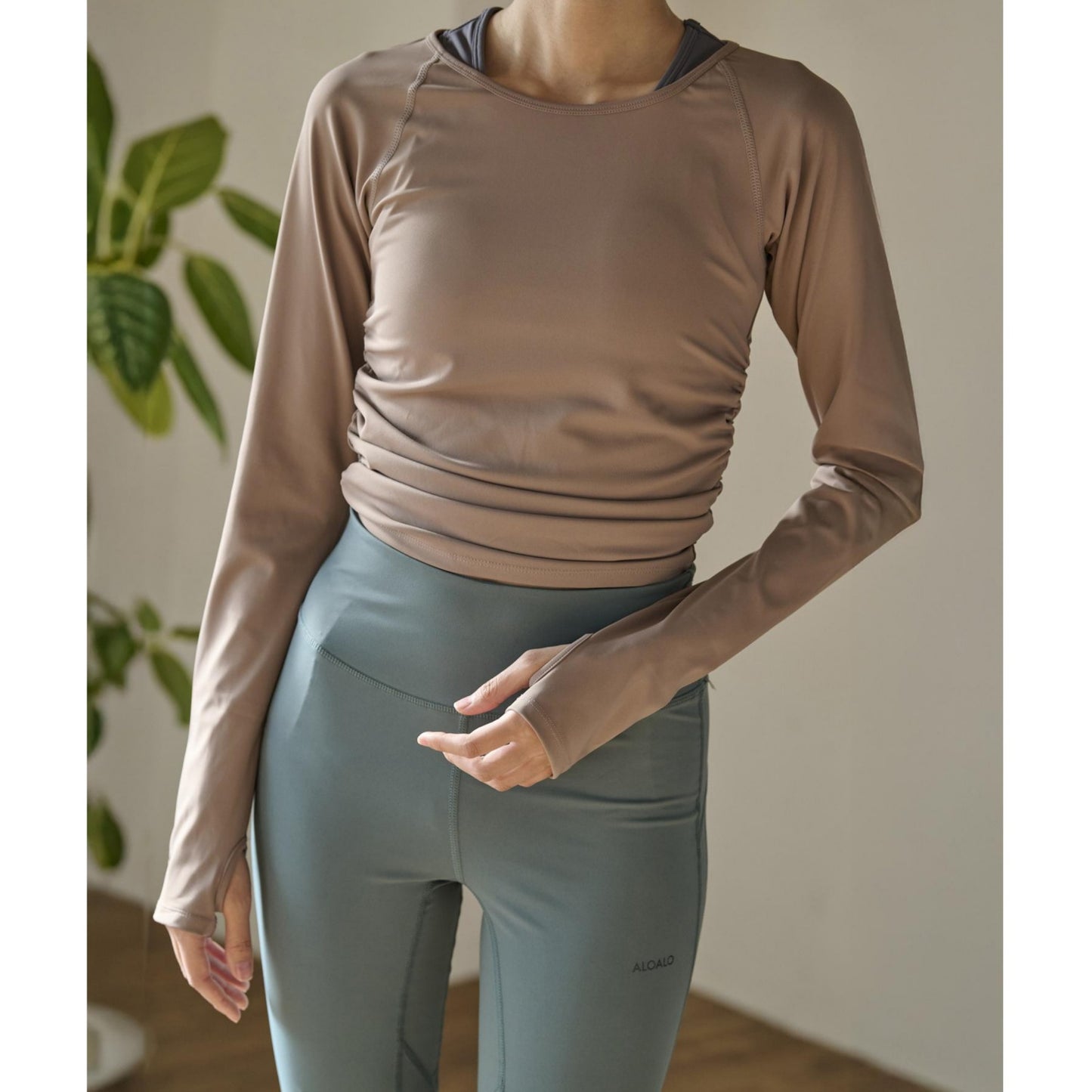 サイドシャーリング長袖Tシャツ｜ベージュ｜無地｜UVカット｜無地｜シンプル｜ヨガ｜ピラティス｜長袖トップス｜おしゃれ｜ALOALO（アロアロ）｜LIFE TUNING DAYS（ライフチューニングデイズ）｜