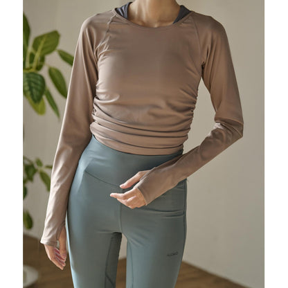 サイドシャーリング長袖Tシャツ｜ベージュ｜無地｜UVカット｜無地｜シンプル｜ヨガ｜ピラティス｜長袖トップス｜おしゃれ｜ALOALO（アロアロ）｜LIFE TUNING DAYS（ライフチューニングデイズ）｜