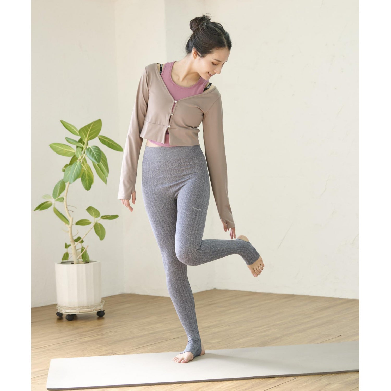 フィットクロップドカーデ｜ベージュ｜無地｜UVカット｜羽織｜シンプル｜ヨガ｜ピラティス｜おしゃれ｜ALOALO（アロアロ）｜LIFE TUNING DAYS（ライフチューニングデイズ）｜