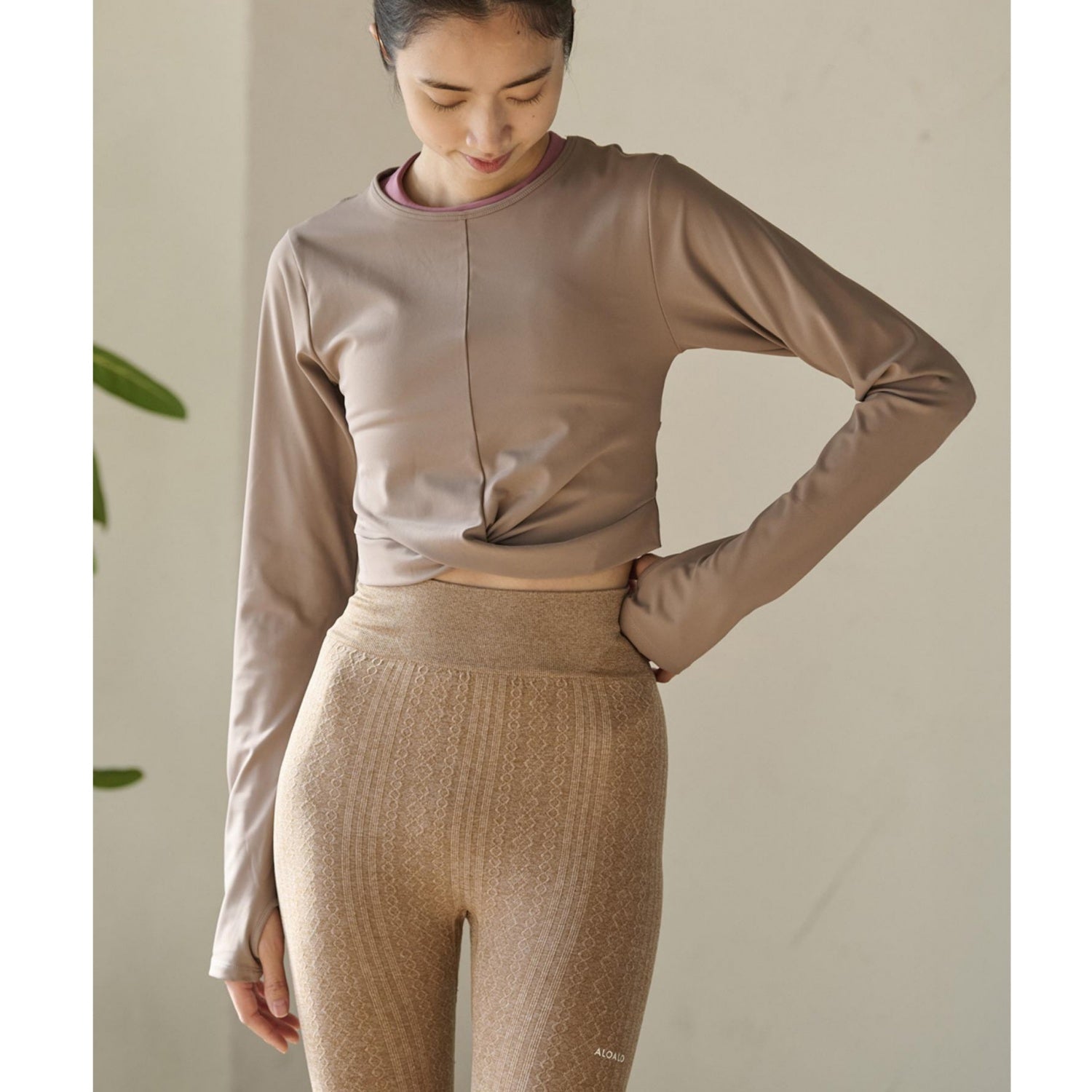 カシュクール長袖Tシャツ｜ベージュ｜無地｜UVカット｜無地｜シンプル｜ヨガ｜ピラティス｜長袖トップス｜おしゃれ｜ALOALO（アロアロ）｜LIFE TUNING DAYS（ライフチューニングデイズ）｜