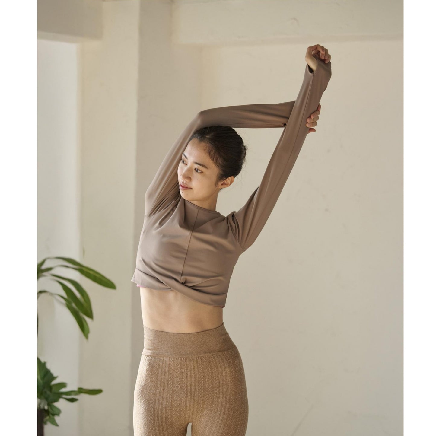 カシュクール長袖Tシャツ｜ベージュ｜無地｜UVカット｜無地｜シンプル｜ヨガ｜ピラティス｜長袖トップス｜おしゃれ｜ALOALO（アロアロ）｜LIFE TUNING DAYS（ライフチューニングデイズ）｜