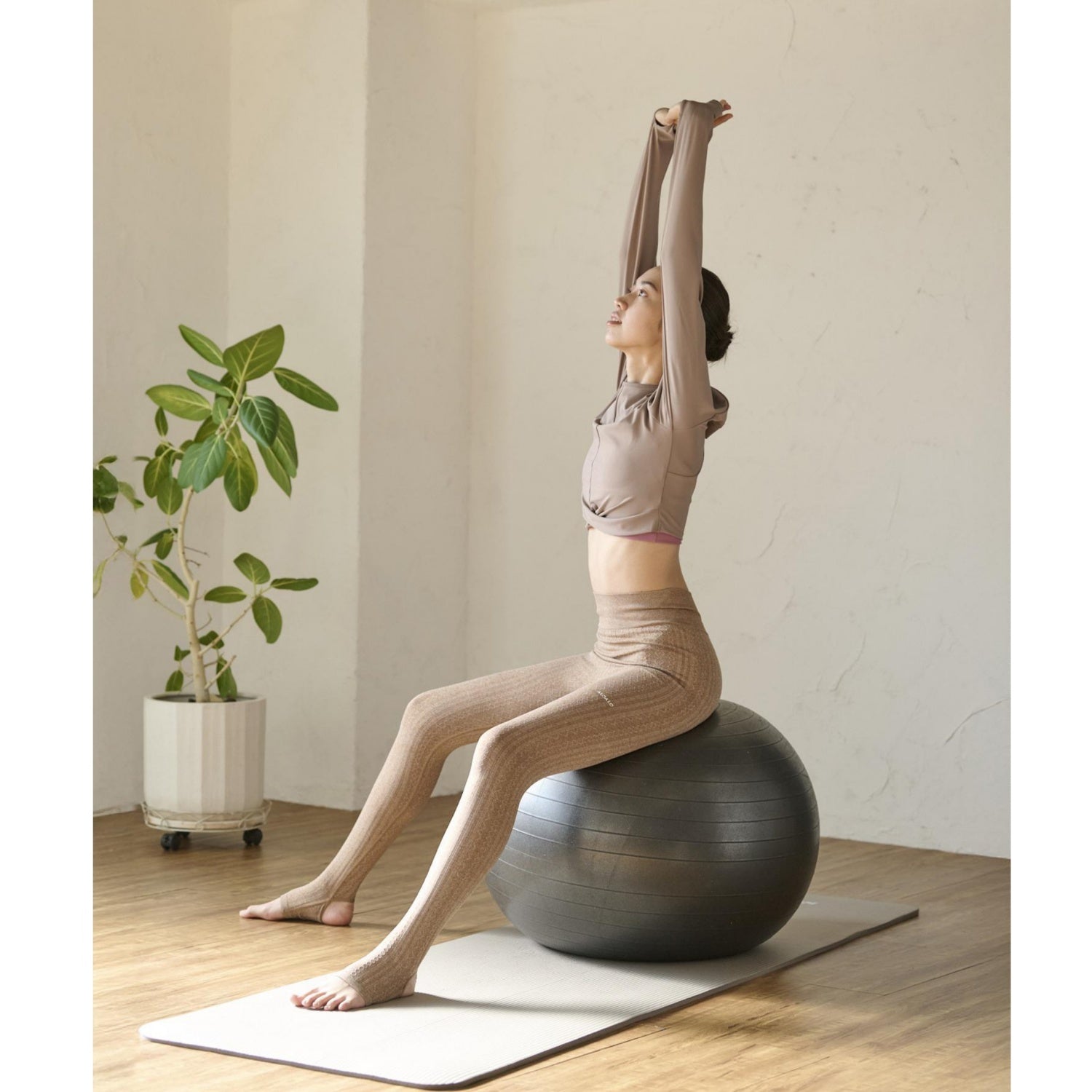 カシュクール長袖Tシャツ｜ベージュ｜無地｜UVカット｜無地｜シンプル｜ヨガ｜ピラティス｜長袖トップス｜おしゃれ｜ALOALO（アロアロ）｜LIFE TUNING DAYS（ライフチューニングデイズ）｜