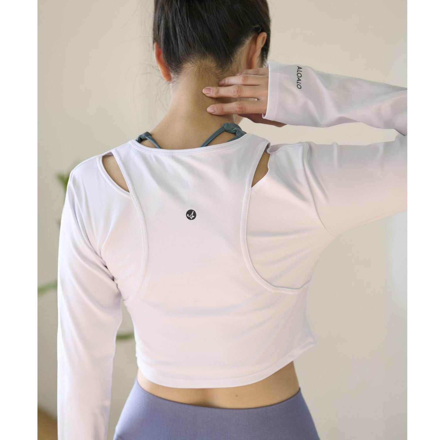 カシュクール長袖Tシャツ｜ホワイトl｜無地｜UVカット｜無地｜シンプル｜ヨガ｜ピラティス｜長袖トップス｜おしゃれ｜ALOALO（アロアロ）｜LIFE TUNING DAYS（ライフチューニングデイズ）｜