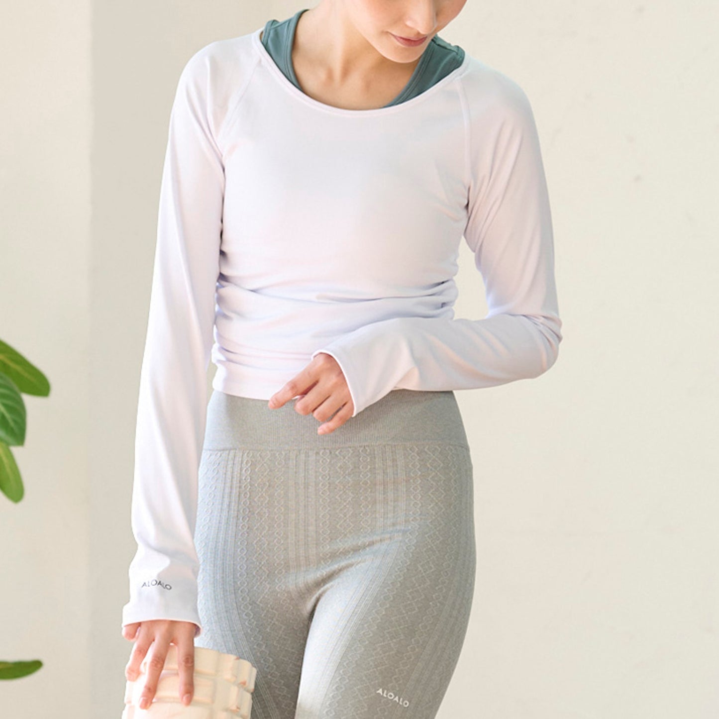 サイドシャーリング長袖Tシャツ｜ホワイト｜無地｜UVカット｜無地｜シンプル｜ヨガ｜ピラティス｜長袖トップス｜おしゃれ｜ALOALO（アロアロ）｜LIFE TUNING DAYS（ライフチューニングデイズ）｜