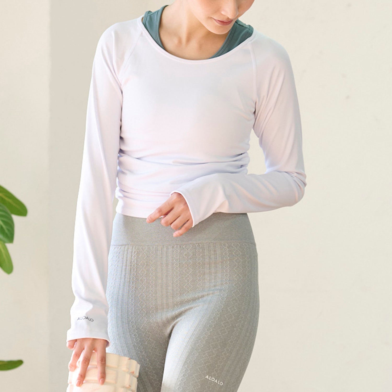 サイドシャーリング長袖Tシャツ｜ホワイト｜無地｜UVカット｜無地｜シンプル｜ヨガ｜ピラティス｜長袖トップス｜おしゃれ｜ALOALO（アロアロ）｜LIFE TUNING DAYS（ライフチューニングデイズ）｜
