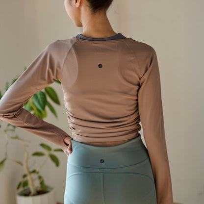 サイドシャーリング長袖Tシャツ｜ベージュ｜無地｜UVカット｜無地｜シンプル｜ヨガ｜ピラティス｜長袖トップス｜おしゃれ｜ALOALO（アロアロ）｜LIFE TUNING DAYS（ライフチューニングデイズ）｜