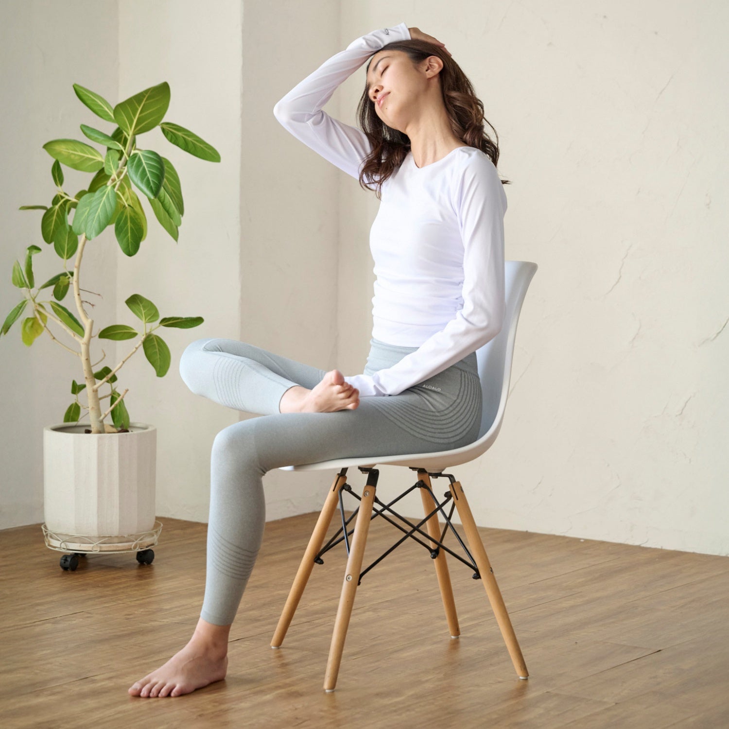 サイドシャーリング長袖Tシャツ｜ホワイト｜無地｜UVカット｜無地｜シンプル｜ヨガ｜ピラティス｜長袖トップス｜おしゃれ｜ALOALO（アロアロ）｜LIFE TUNING DAYS（ライフチューニングデイズ）｜