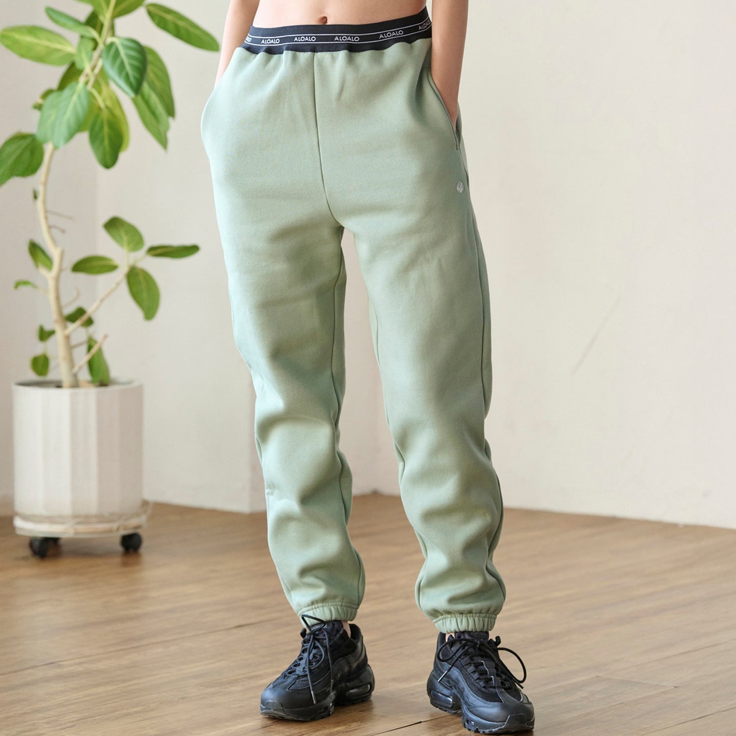 裏起毛ジョガーパンツ｜タウンウェア｜ジャージ｜スウェット｜おしゃれ｜かわいい｜セージ｜ALOALO（アロアロ）｜LIFE TUNING DAYS（ライフチューニングデイズ）