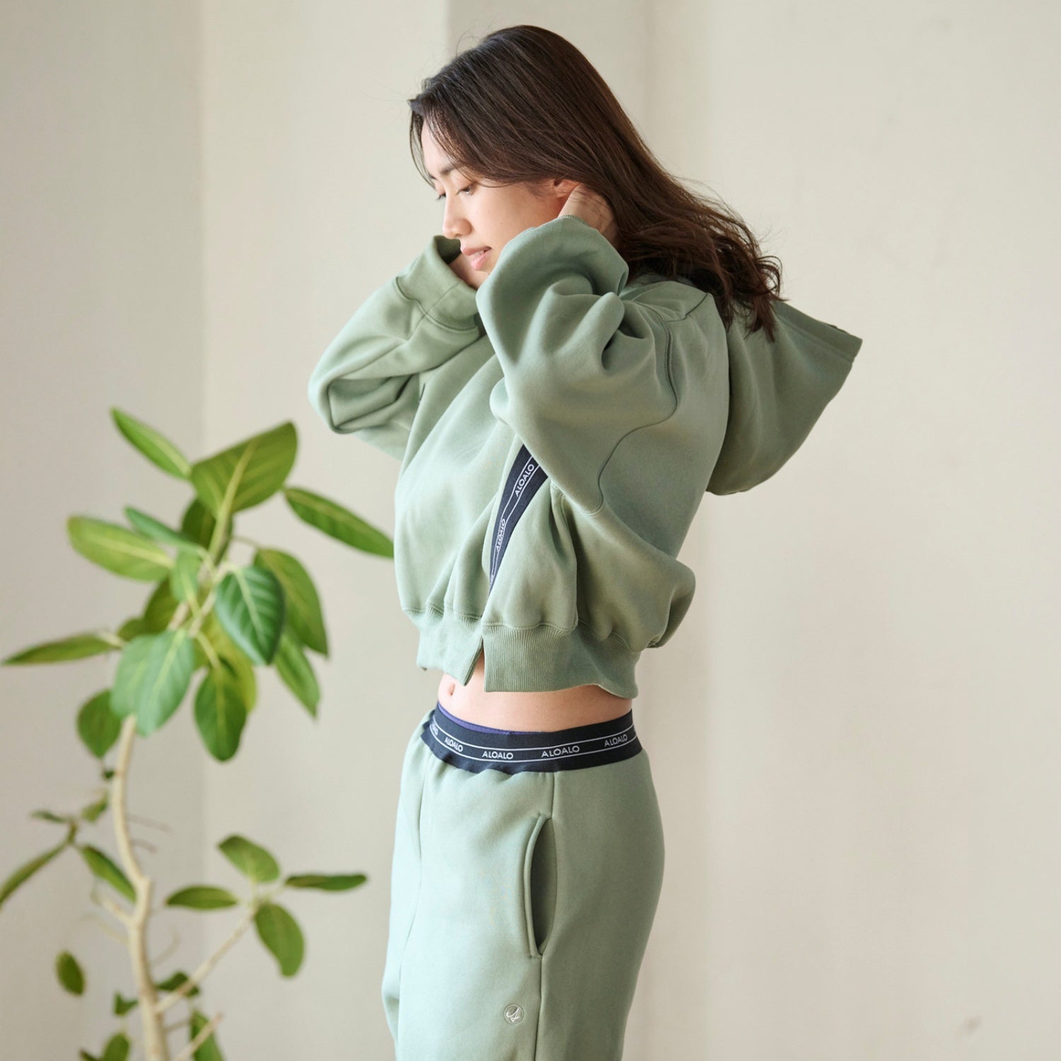 裏起毛クロップドフーディ―｜セージ｜タウンウェア｜パーカー｜スウェット｜ショート丈｜セージ｜ALOALO（アロアロ）｜LIFE TUNING DAYS（ライフチューニングデイズ）
