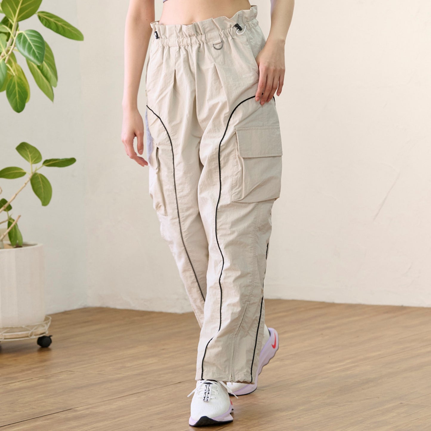 ウェストドロストカーゴパンツ｜アイボリー｜ライン｜ジャージ｜シンプル｜ヨガ｜ピラティス｜おしゃれ｜ALOALO（アロアロ）｜LIFE TUNING DAYS（ライフチューニングデイズ）｜