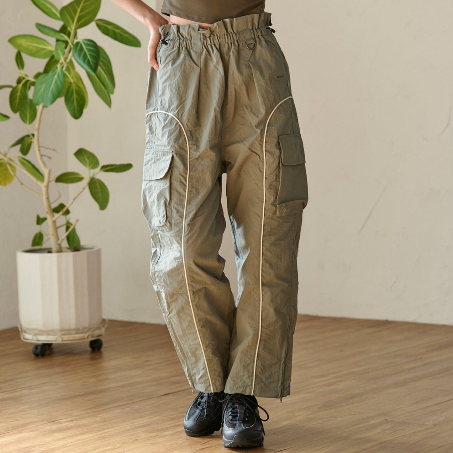 ウェストドロストカーゴパンツ｜セージ｜ライン｜ジャージ｜シンプル｜ヨガ｜ピラティス｜おしゃれ｜ALOALO（アロアロ）｜LIFE TUNING DAYS（ライフチューニングデイズ）｜