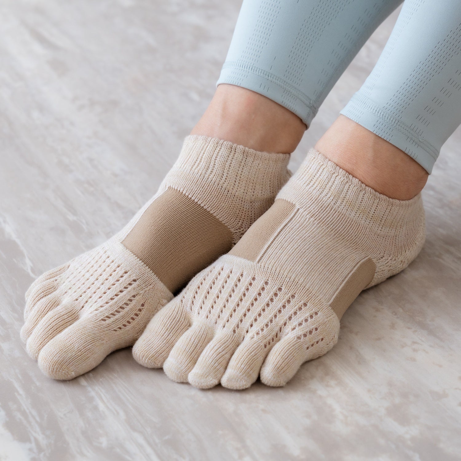 マーブルメッシュ アンクル (Support Type) |ラン・エアークッション | 110081 | Foot arch  | モノトーン| メッシュ | くるぶし丈| レディース| メンズ| ヨガ | ピラティス | ランニング |  靴下 |  すべり止め  |  5本指 | knitido+(ニッティドプラス）｜LIFE TUNING DAYS（ライフチューニングデイズ）｜