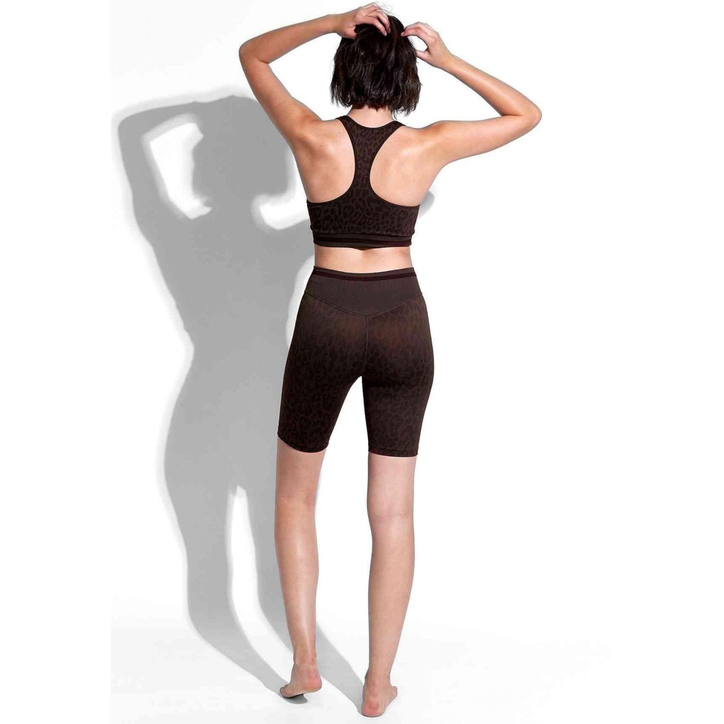 Leo Stripe Deep V Bra｜AVOCADO｜センシルナイロン｜ブラトップ｜アニマル柄｜ブラウン｜ヨガ｜ピラティス｜おしゃれ｜108.tokyo（ワンオーエイト.トウキョウ ）｜LIFE TUNING DAYS（ライフチューニングデイズ）