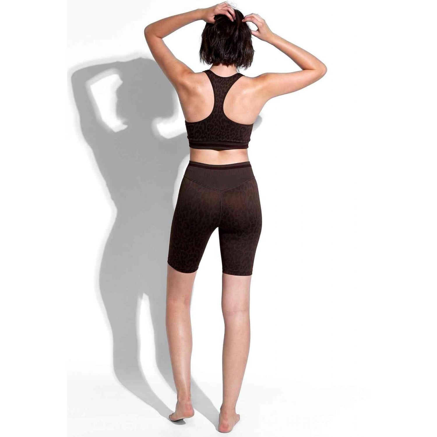 Leo Stripe Deep V Bra｜AVOCADO｜センシルナイロン｜ブラトップ｜アニマル柄｜ブラウン｜ヨガ｜ピラティス｜おしゃれ｜108.tokyo（ワンオーエイト.トウキョウ ）｜LIFE TUNING DAYS（ライフチューニングデイズ）