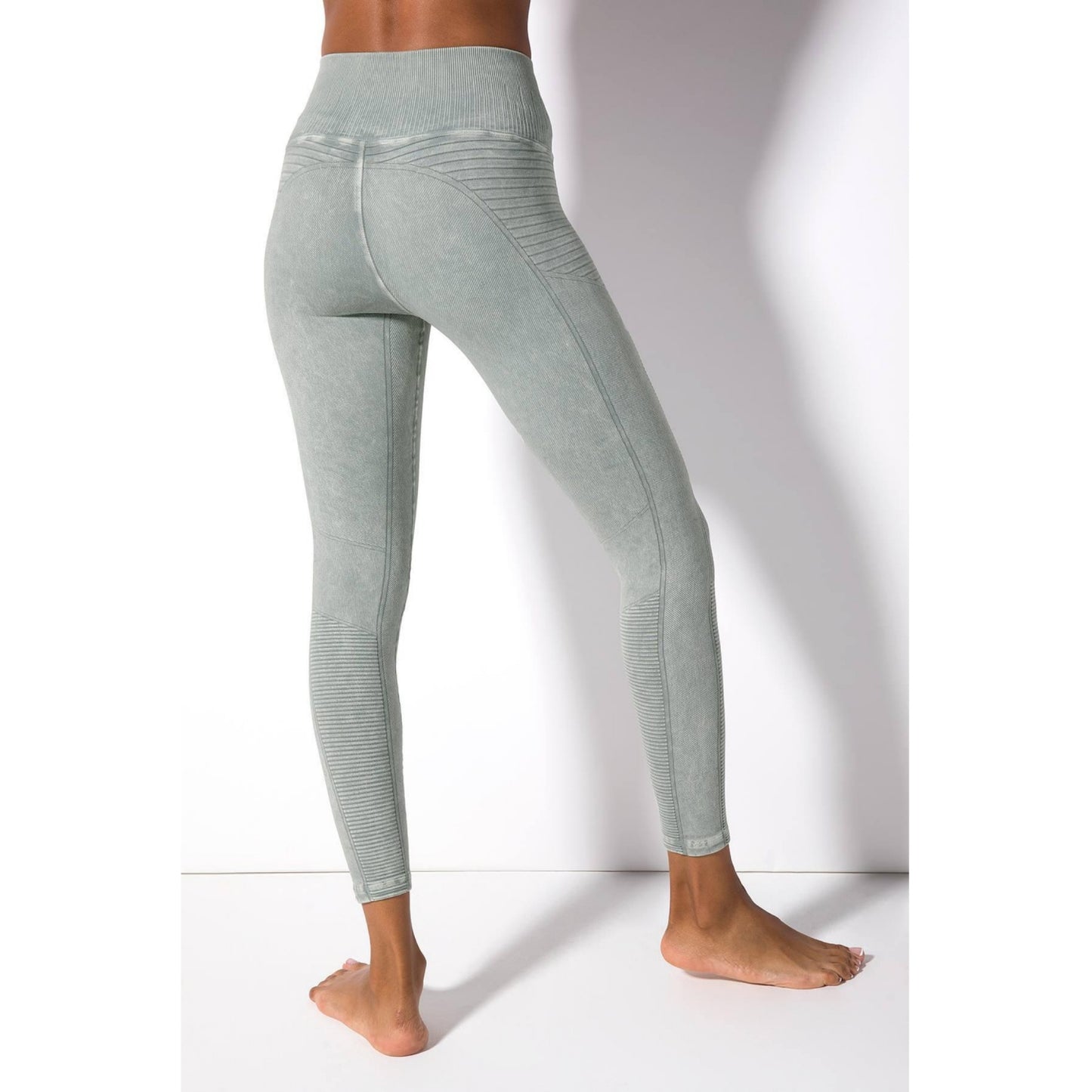 Mid Rise Phoenix Fire Legging｜AVOCADO｜センシルナイロン｜レギンス｜シンプル｜ベーシック｜ヨガ｜ピラティス｜おしゃれ｜108.tokyo（ワンオーエイト.トウキョウ ）｜LIFE TUNING DAYS（ライフチューニングデイズ）