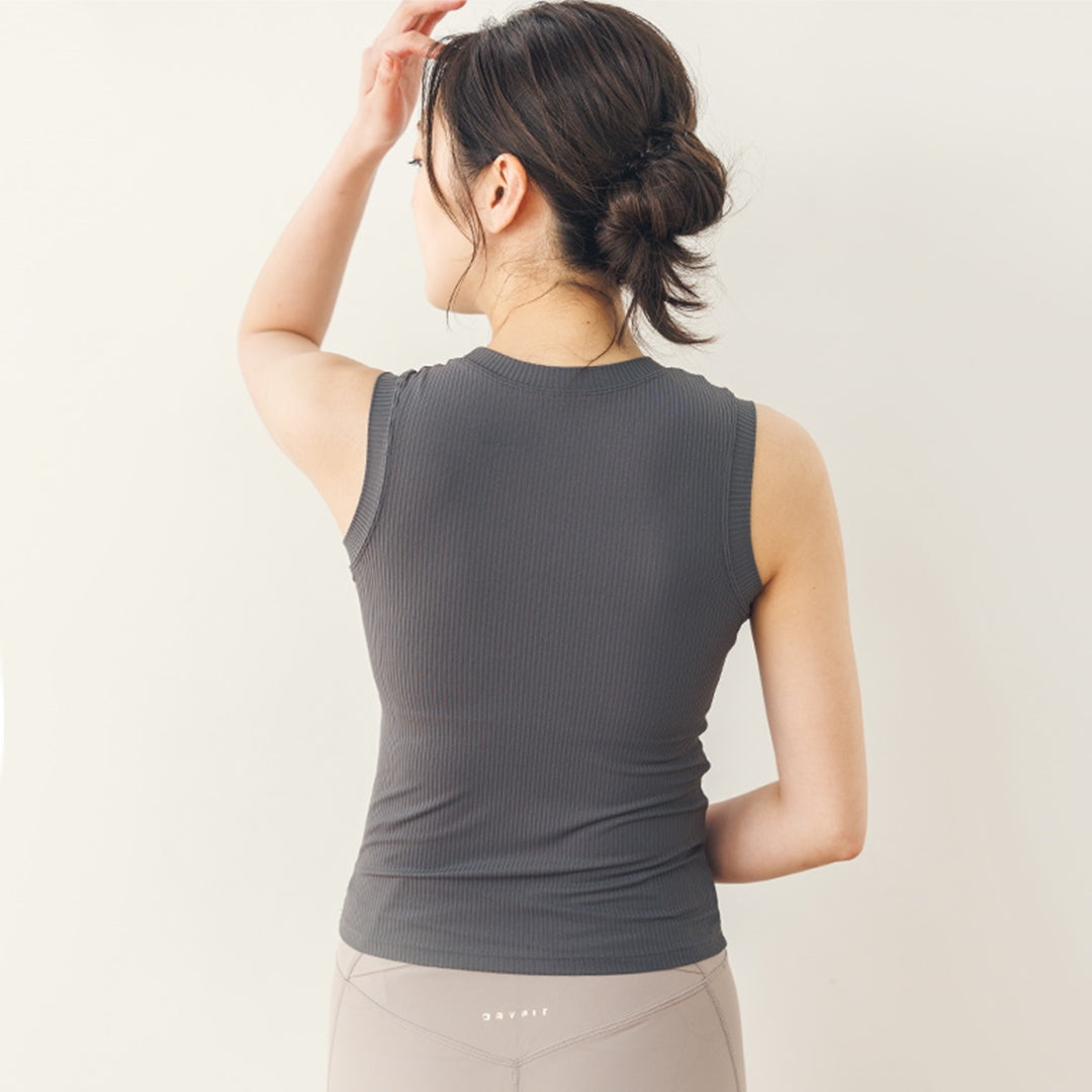 カップ付トップス｜t420｜グレー｜タンクトップ｜スポーツウェア｜ヨガウェア｜ヨガ｜ピラティス｜Lee.che (リーチェ) ｜LIFE TUNING DAYS（ライフチューニングデイズ）｜
