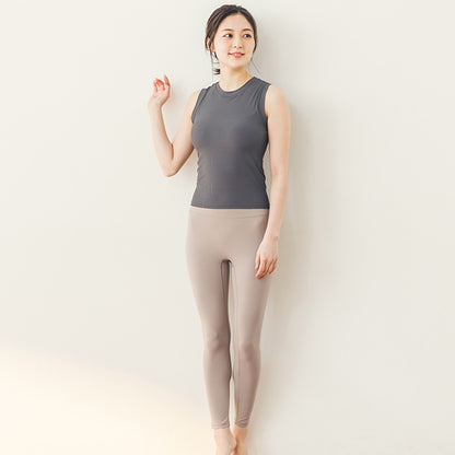 カップ付トップス｜t420｜グレー｜タンクトップ｜スポーツウェア｜ヨガウェア｜ヨガ｜ピラティス｜Lee.che (リーチェ) ｜LIFE TUNING DAYS（ライフチューニングデイズ）｜