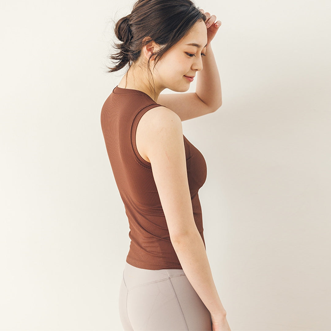 カップ付トップス｜t420｜ブラウン｜タンクトップ｜スポーツウェア｜ヨガウェア｜ヨガ｜ピラティス｜Lee.che (リーチェ) ｜LIFE TUNING DAYS（ライフチューニングデイズ）｜