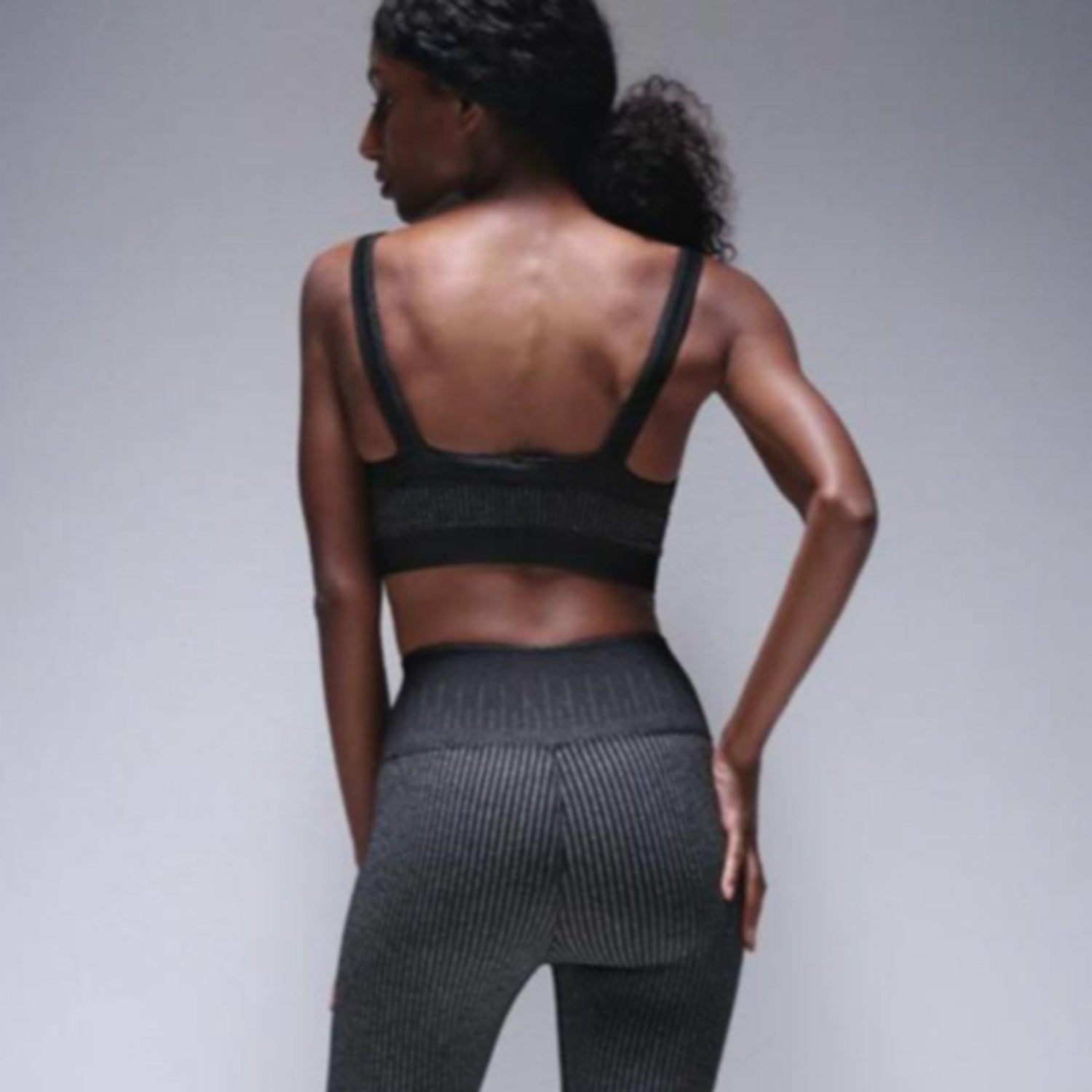 Riley Bra｜AVOCADO｜センシルナイロン｜ブラック｜ストライプ｜ブラトップ｜ヨガ｜ピラティス｜おしゃれ｜108.tokyo（ワンオーエイト.トウキョウ ）｜LIFE TUNING DAYS（ライフチューニングデイズ）