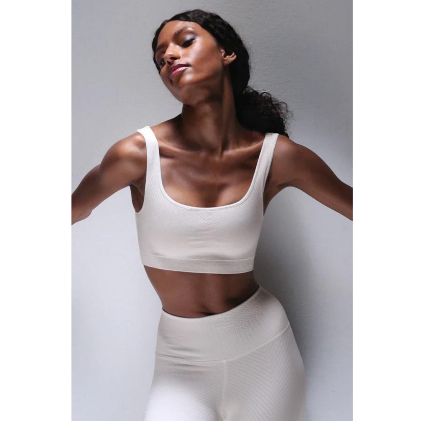 Winter Shayna Chevron Bra｜AVOCADO｜センシルナイロン｜ブラトップ｜ホワイト｜ヨガ｜ピラティス｜おしゃれ｜108.tokyo（ワンオーエイト.トウキョウ ）｜LIFE TUNING DAYS（ライフチューニングデイズ）