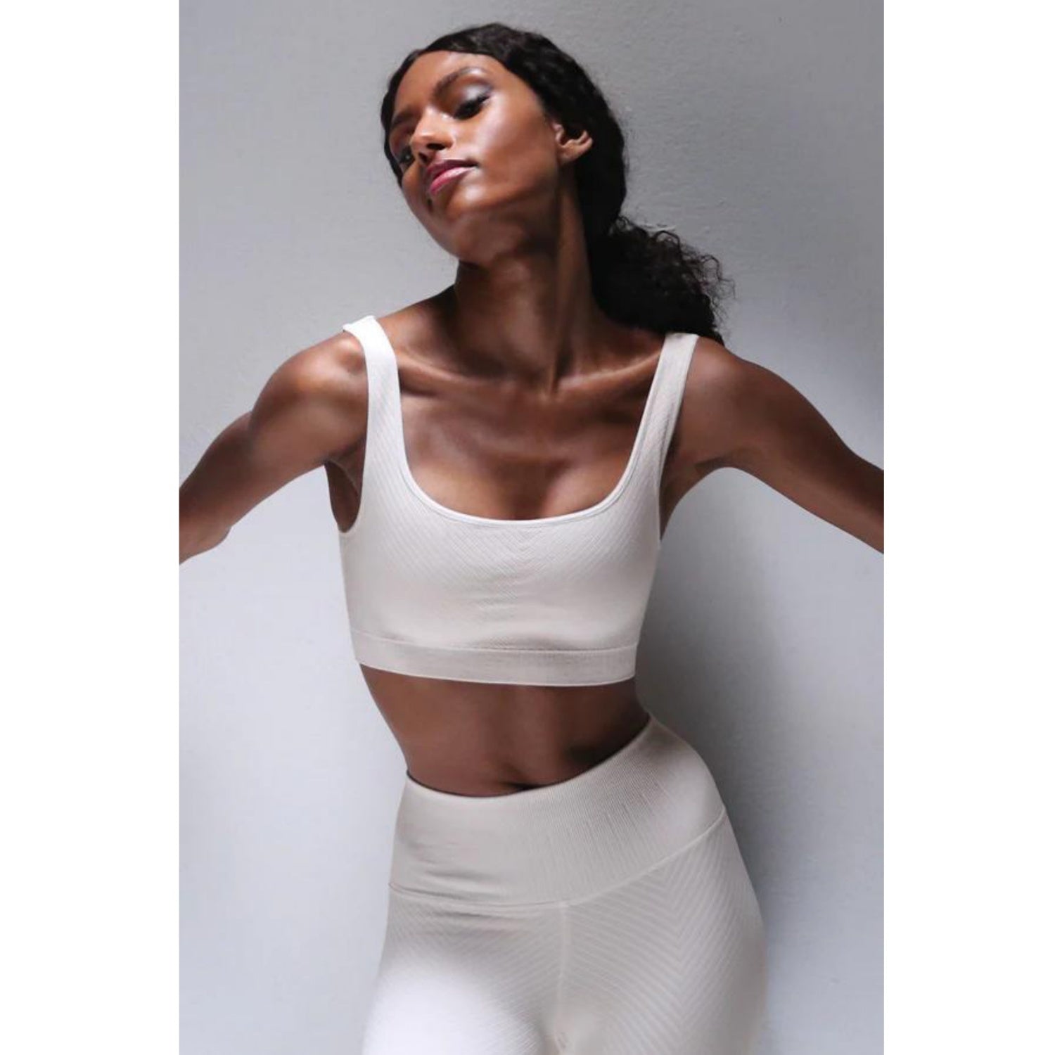 Winter Shayna Chevron Bra｜AVOCADO｜センシルナイロン｜ブラトップ｜ホワイト｜ヨガ｜ピラティス｜おしゃれ｜108.tokyo（ワンオーエイト.トウキョウ ）｜LIFE TUNING DAYS（ライフチューニングデイズ）