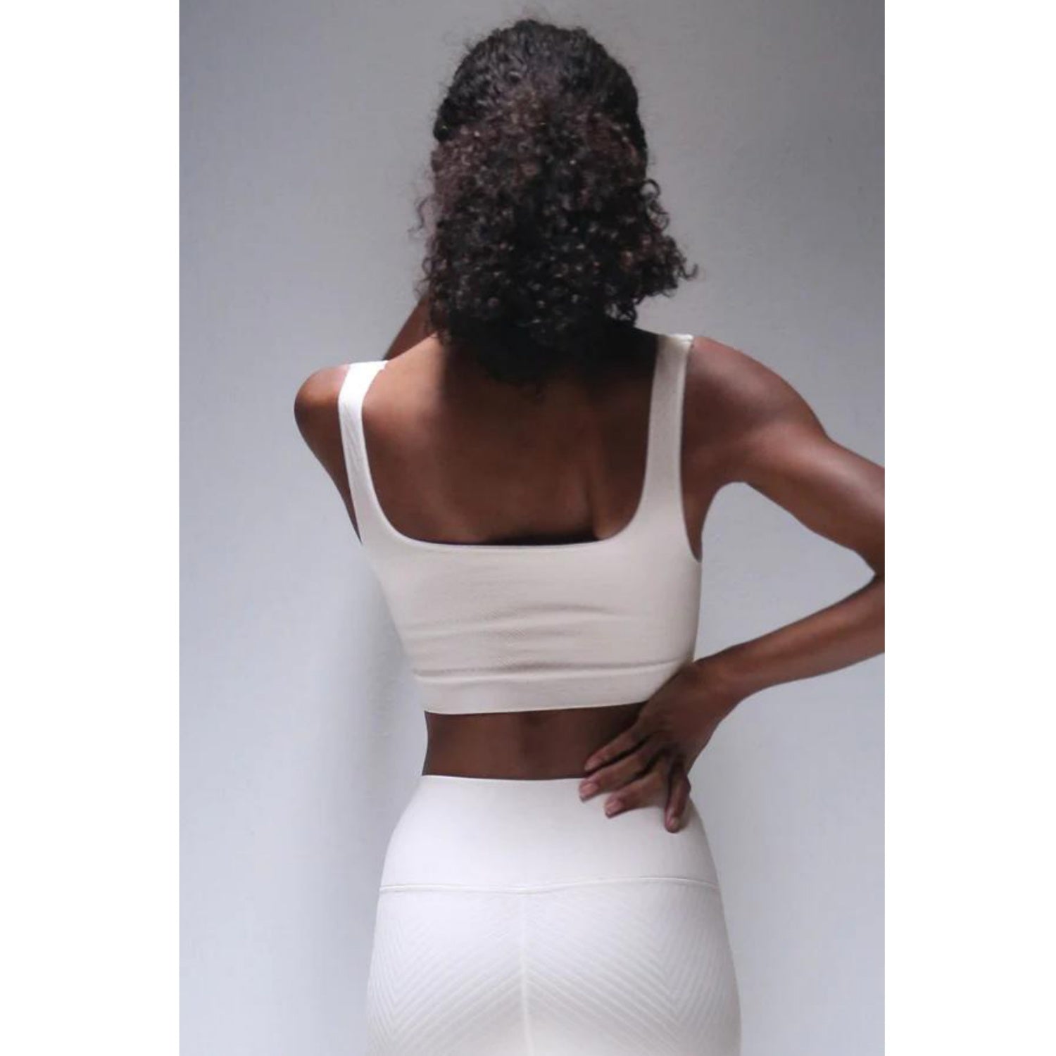 Winter Shayna Chevron Bra｜AVOCADO｜センシルナイロン｜ブラトップ｜ホワイト｜ヨガ｜ピラティス｜おしゃれ｜108.tokyo（ワンオーエイト.トウキョウ ）｜LIFE TUNING DAYS（ライフチューニングデイズ）