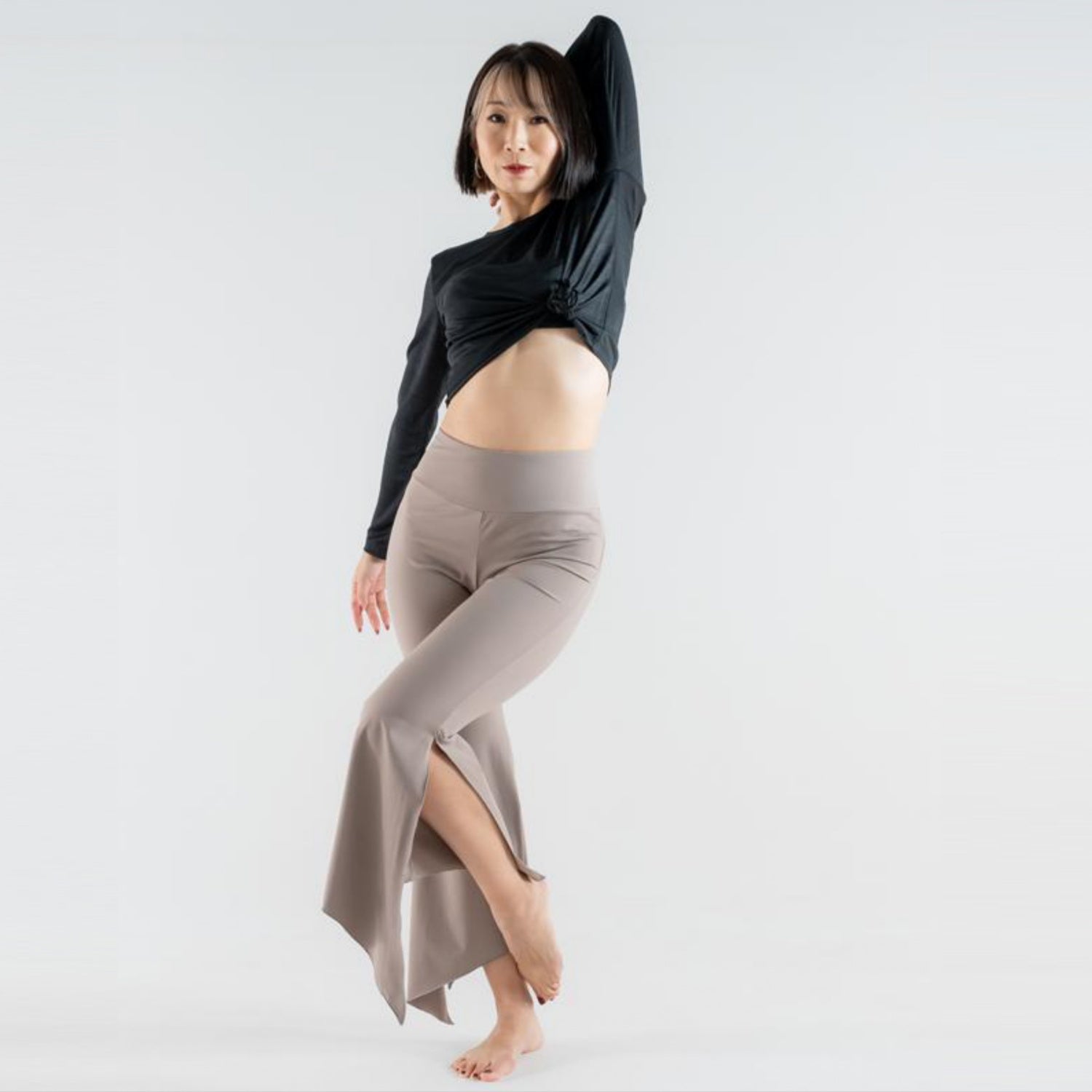 ラテンパンツ｜ダンスウェア｜ヨガウェア｜ジャズダンス｜シャンピニョン｜着回し｜フレアパンツ｜テアダンスアンドラディアンス｜thea DANCE & RADIANCE｜ライフチューニングデイズ｜LIFE TUNING DAYS